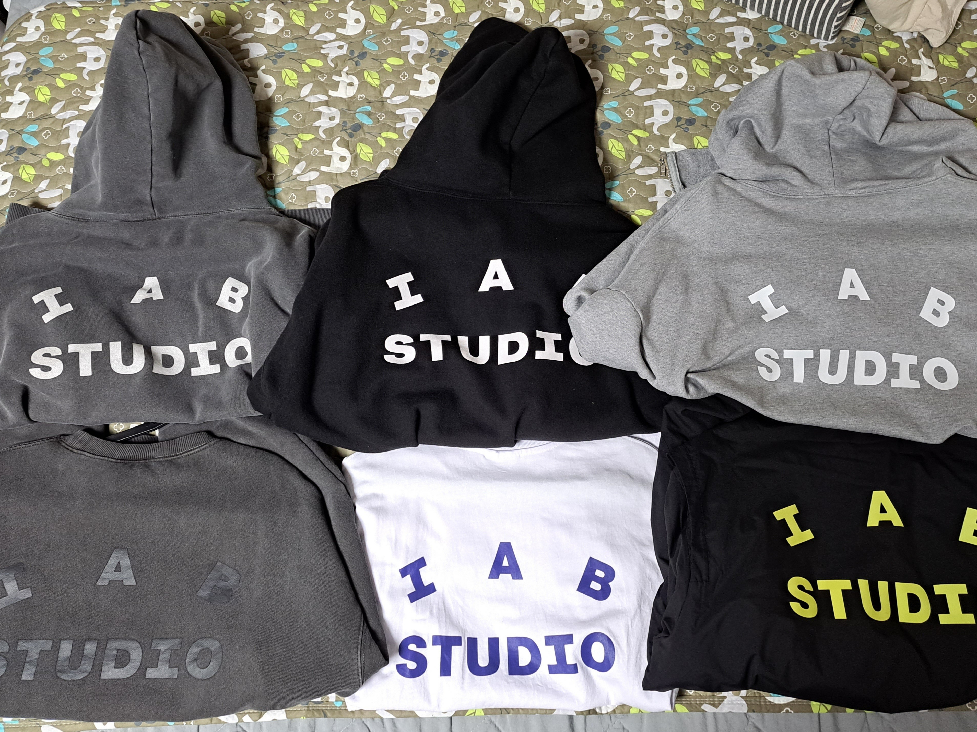 IAB Studio Pigment Sweatshirt & Mini Bag Black, IAB Studio T-Shirt White Navy - 22FW 착용 스타일
