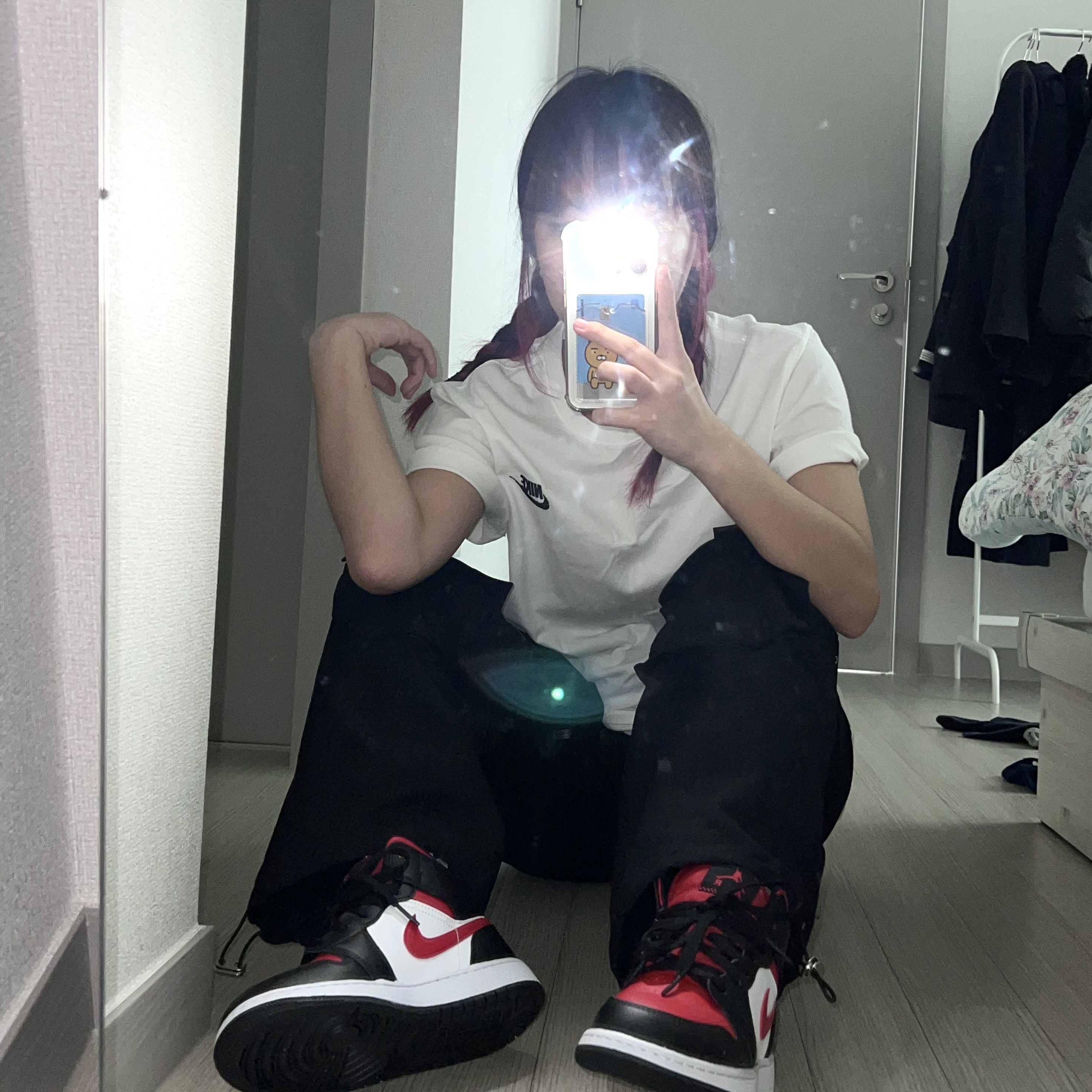 (GS) Jordan 1 Mid Black Fire Red 착용 스타일 - 1