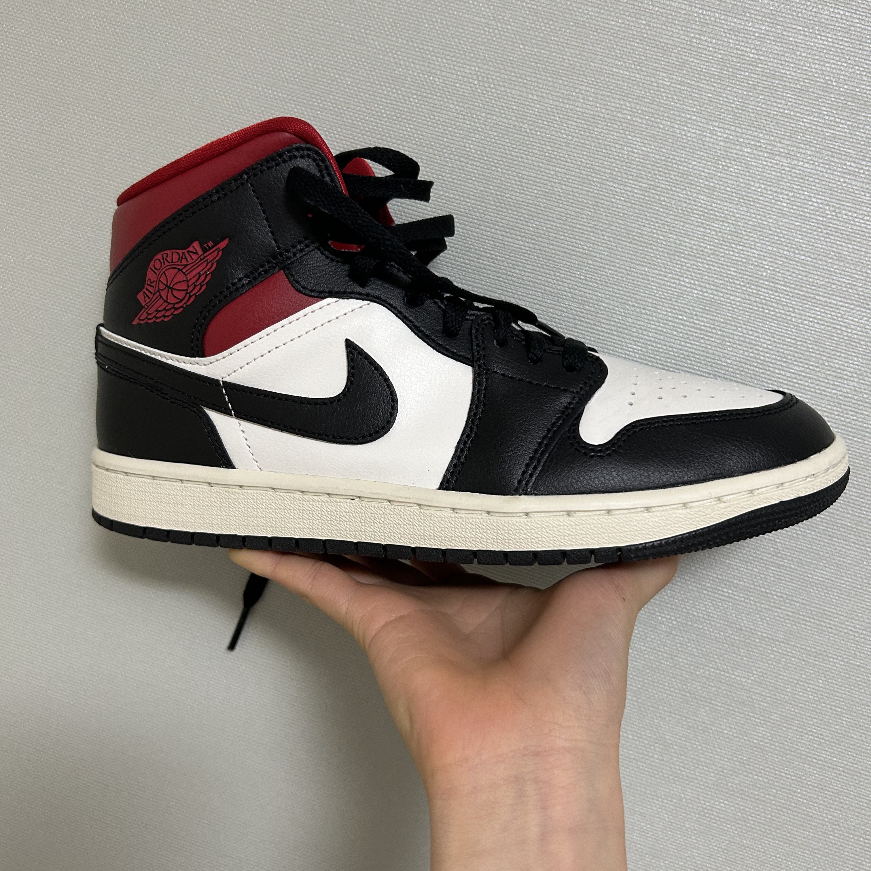 (W) Jordan 1 Mid Black Gym Red 착용 스타일 - 1