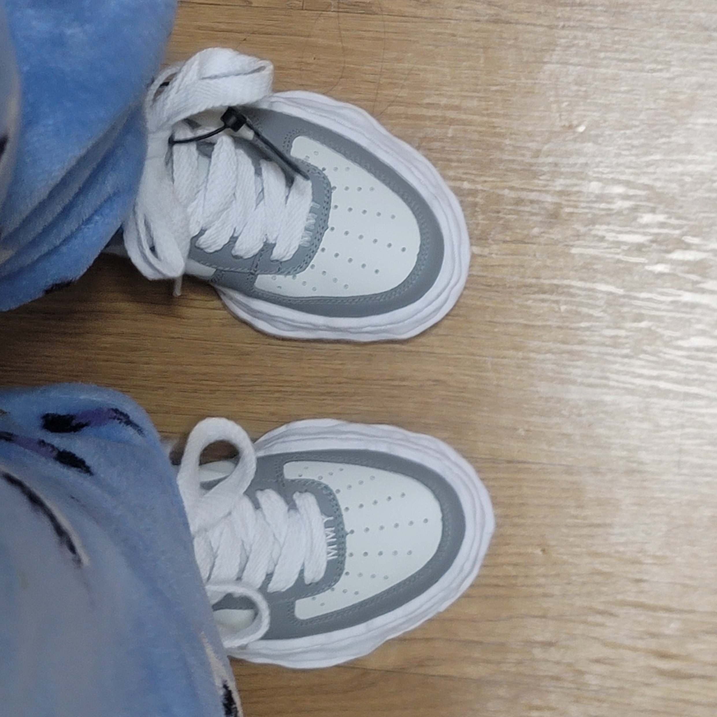 Maison Mihara Yasuhiro Wayne OG Sole Leather Low-top Sneakers Gray White 착용 스타일 - 3