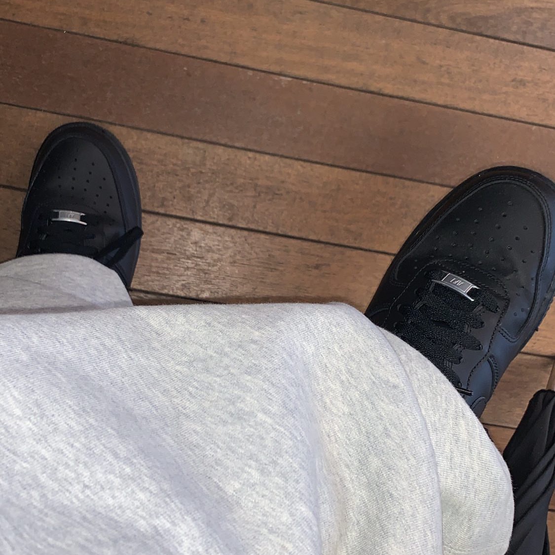 Nike Air Force 1 '07 Low Triple Black 착용 스타일