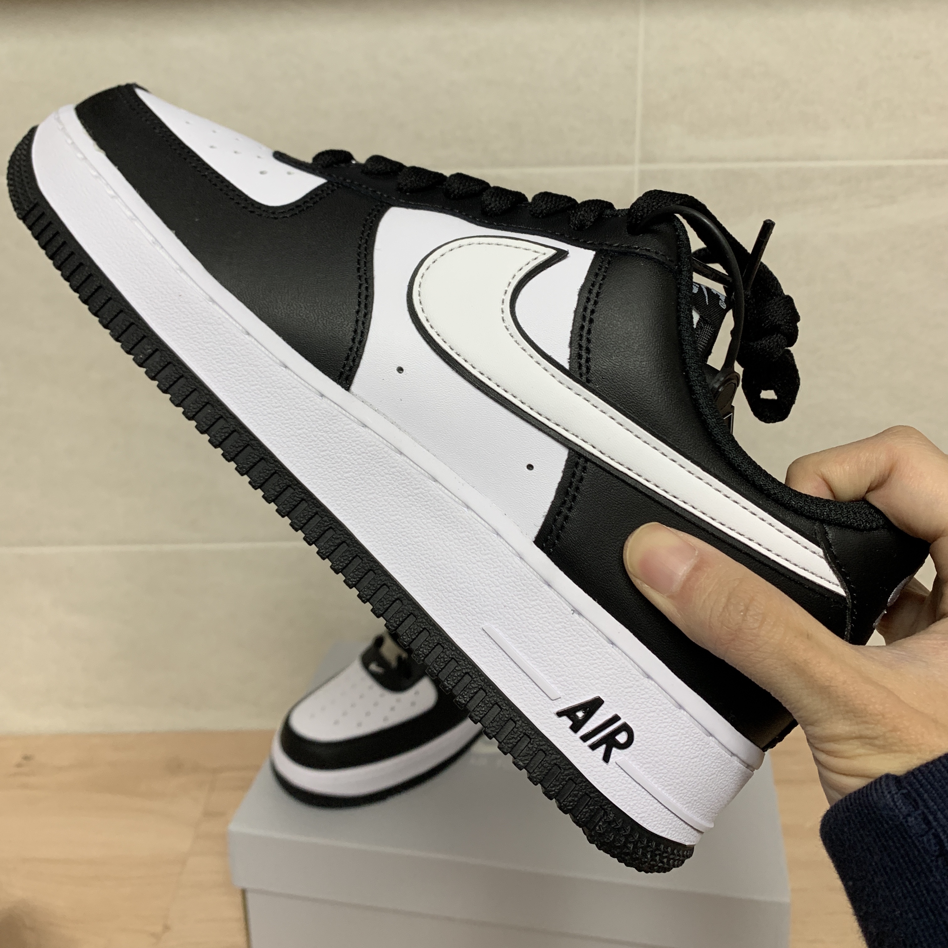 Nike Air Force 1 '07 Black White 착용 스타일 - 1