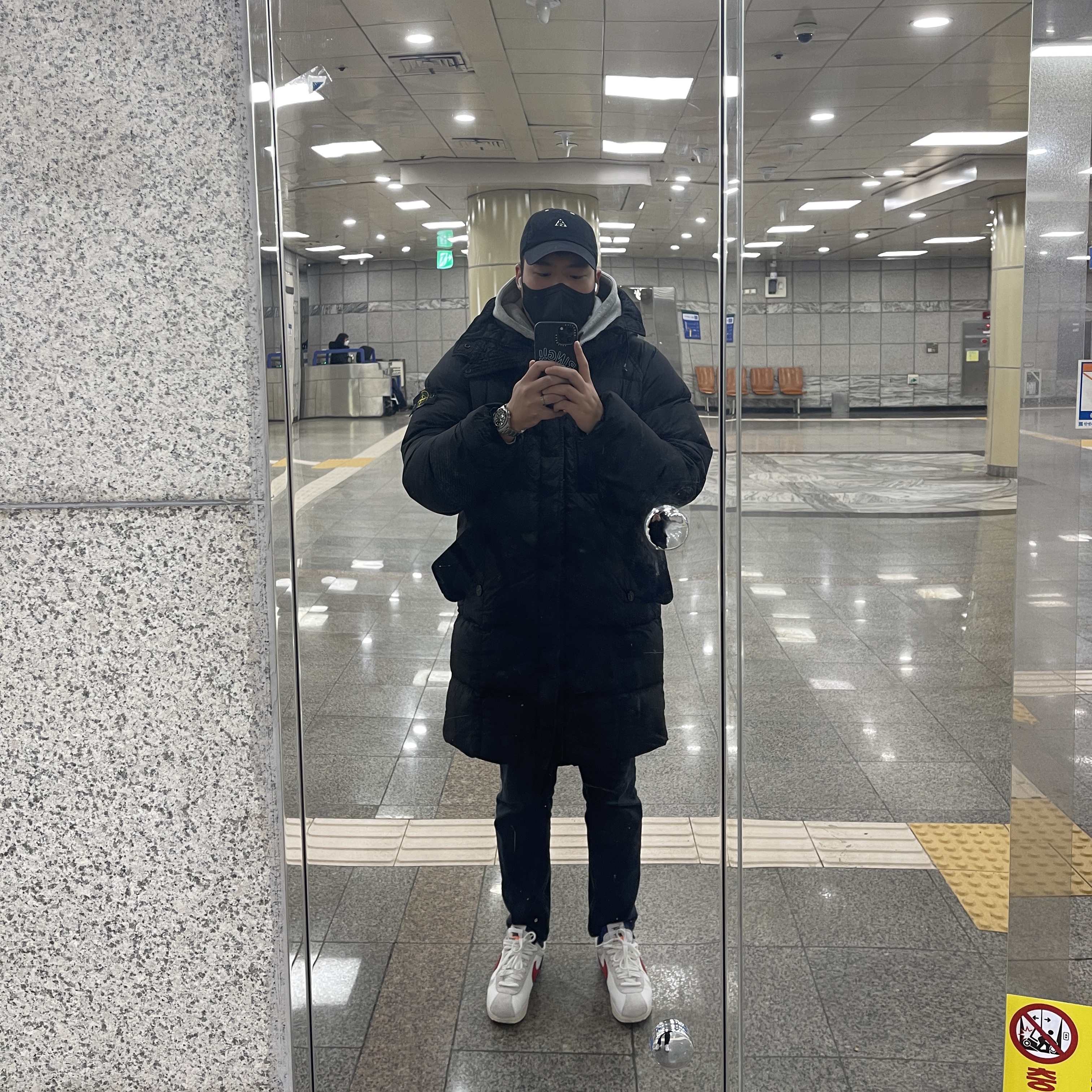 Nike x Sacai Zoom Cortez SP White and University Red, Stone Island 70123 Crinkle Reps Hooded Long Down Jacket Black - 22FW 착용 스타일 - 2