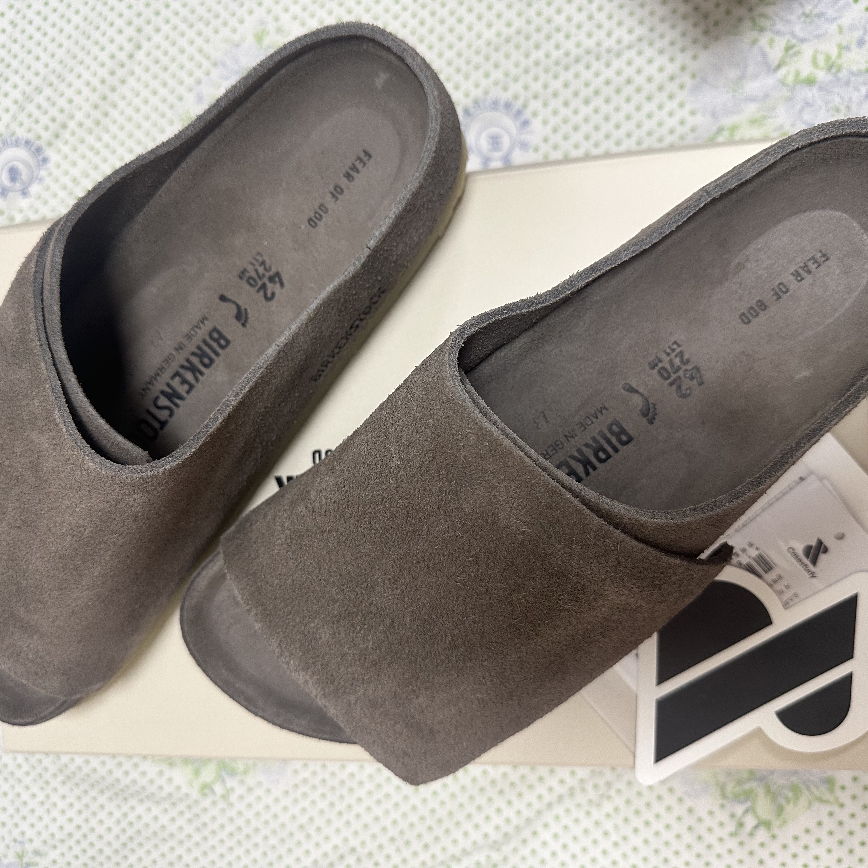 Fear of God x Birkenstock Los Feliz Suede Ash 착용 스타일 - 2