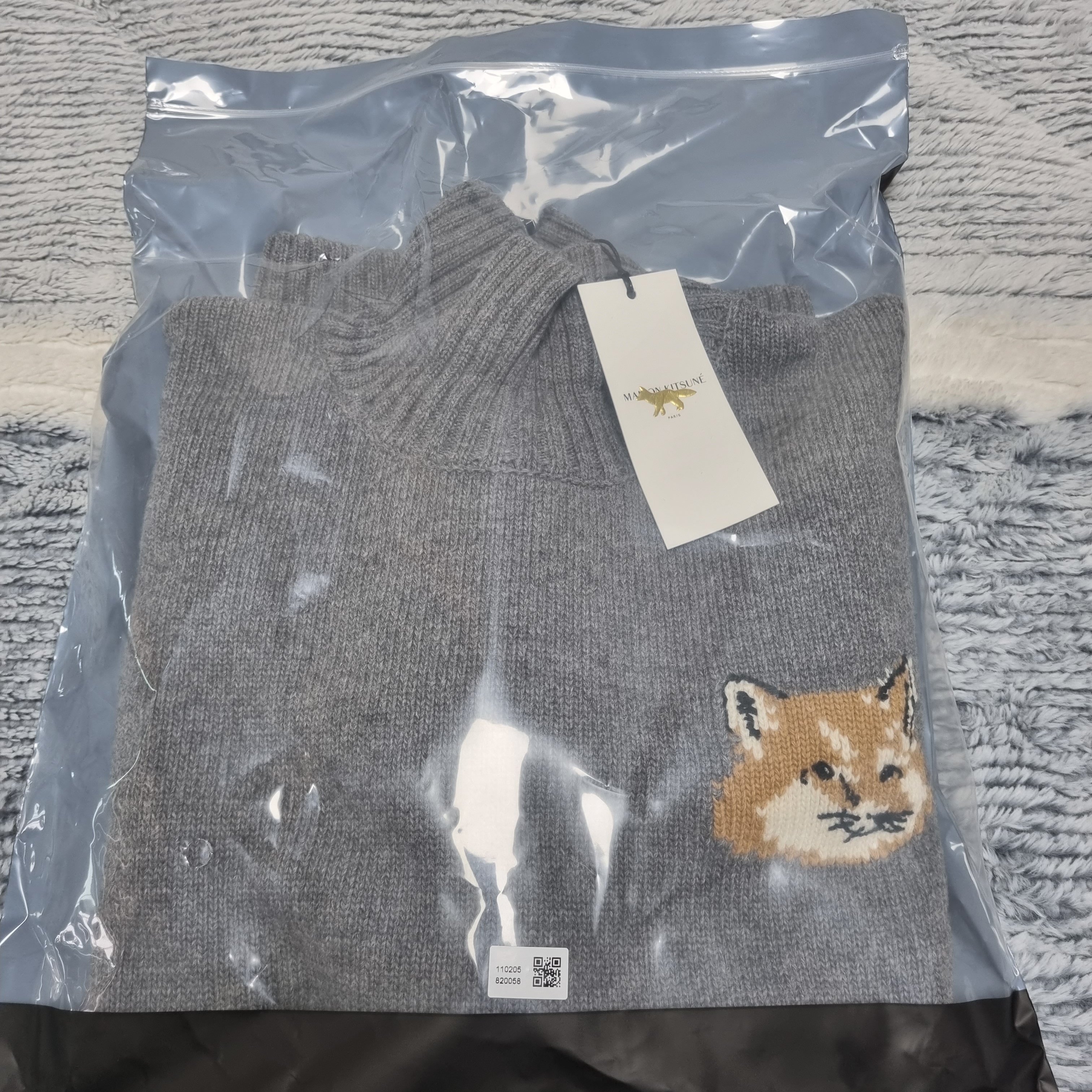 Maison Kitsune Fox Head Oversize High Neck Pullover Knit Dark Grey 착용 스타일