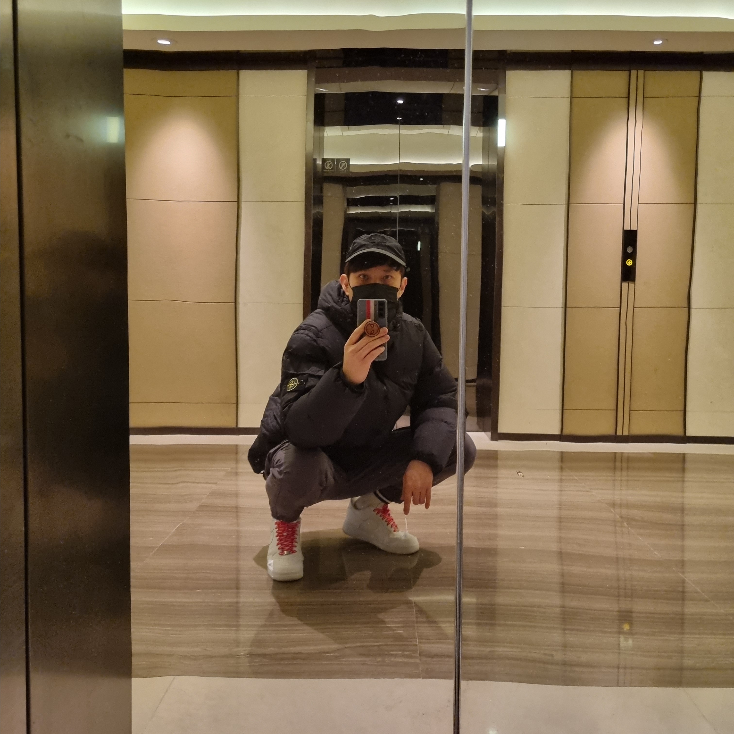 Stone Island 40223 Garment Dyed Crinkle Reps Down Jacket Black - 22FW, Nike x Supreme Air Force 1 Low White 착용 스타일