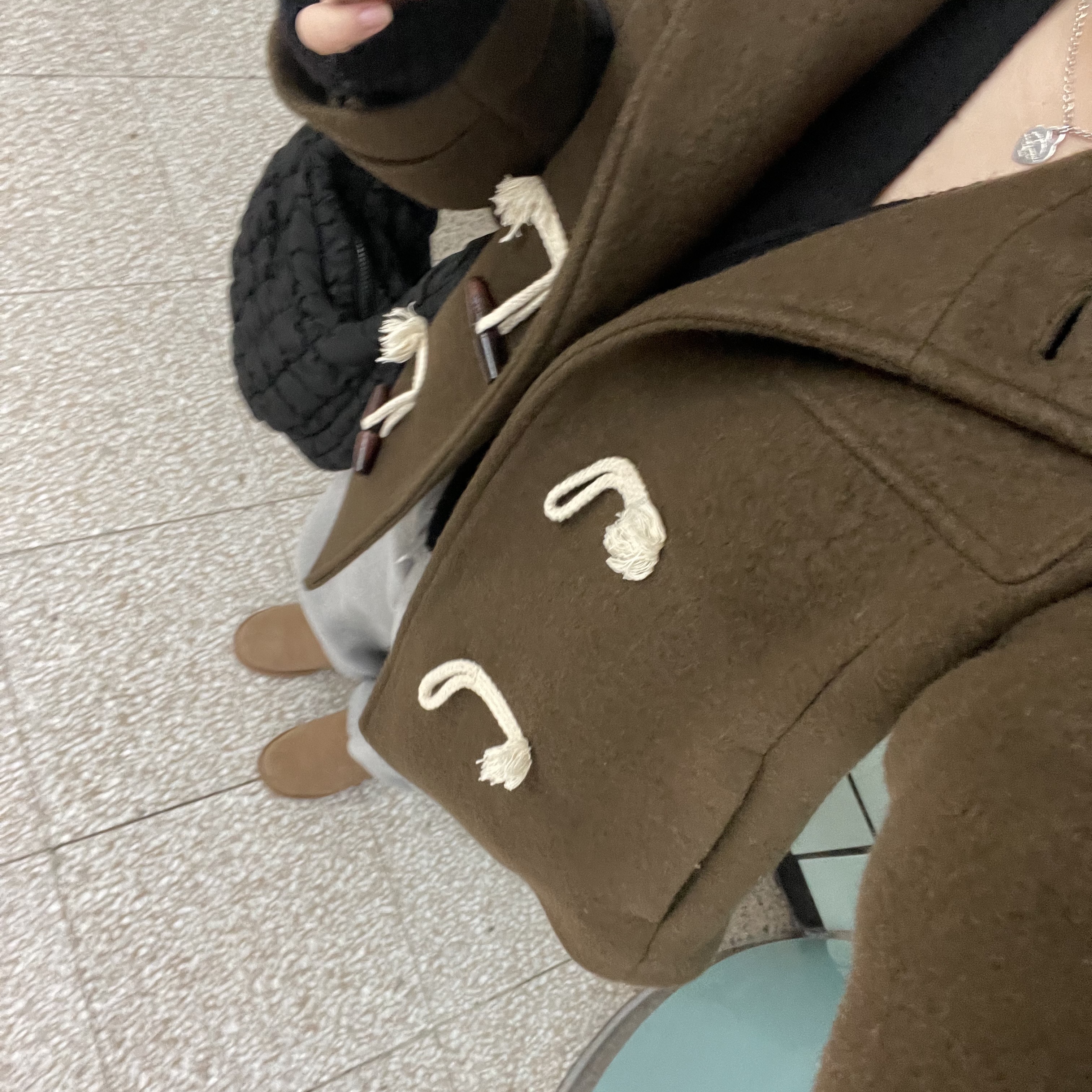 (W) UGG Classic Ultra Mini Boots Chestnut 착용 스타일 - 2