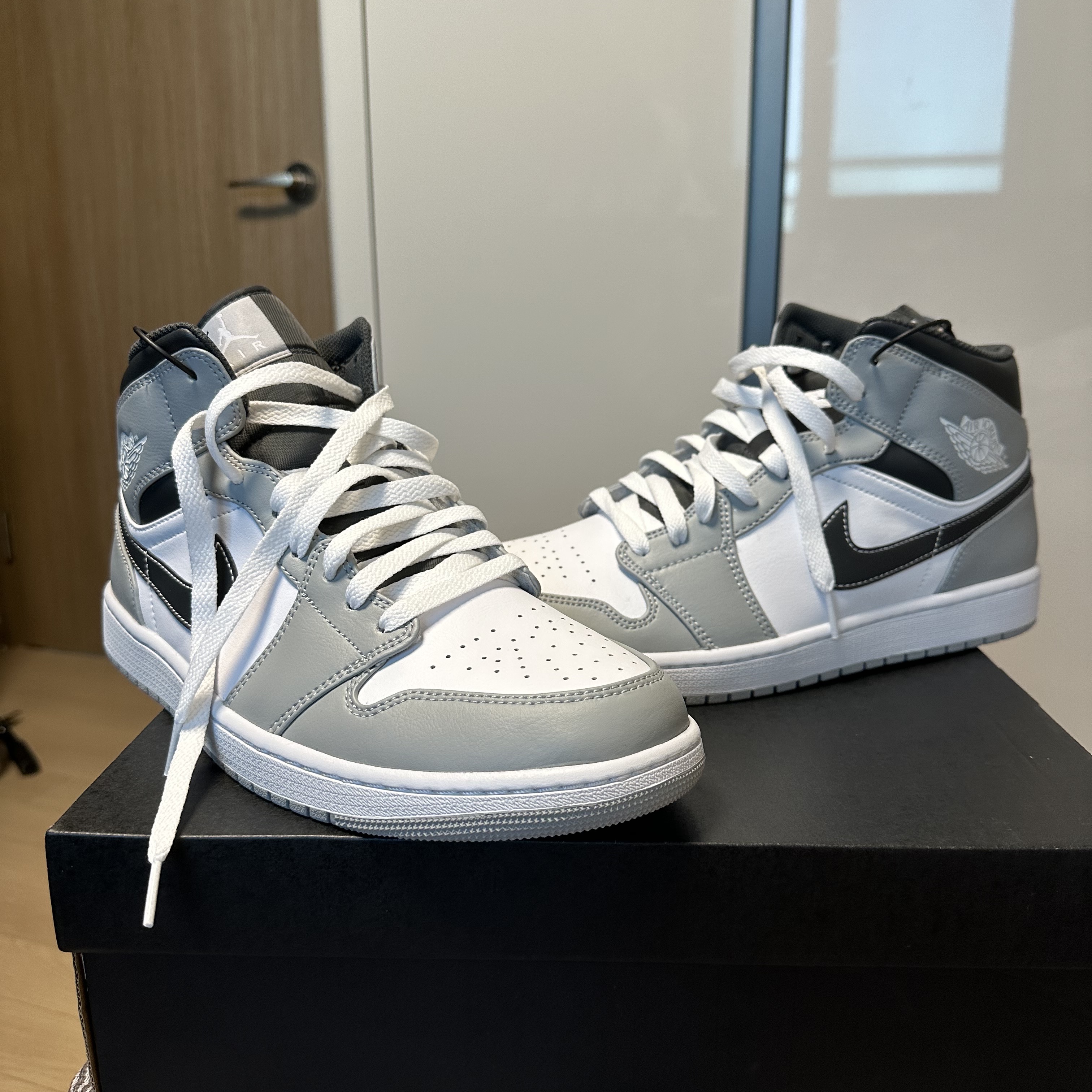 Jordan 1 Mid Light Smoke Grey Anthracite 착용 스타일 - 2