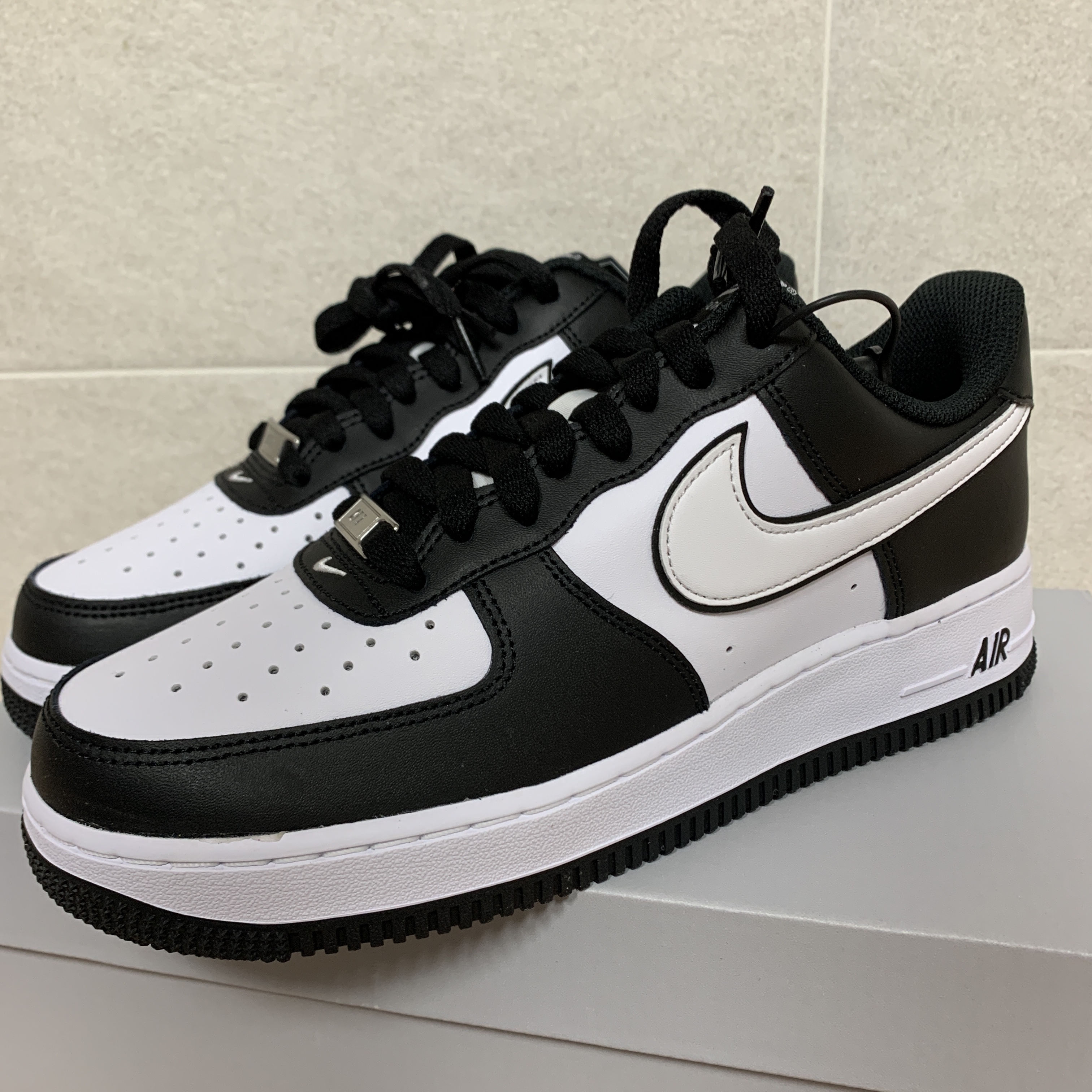 Nike Air Force 1 '07 Black White 착용 스타일 - 3