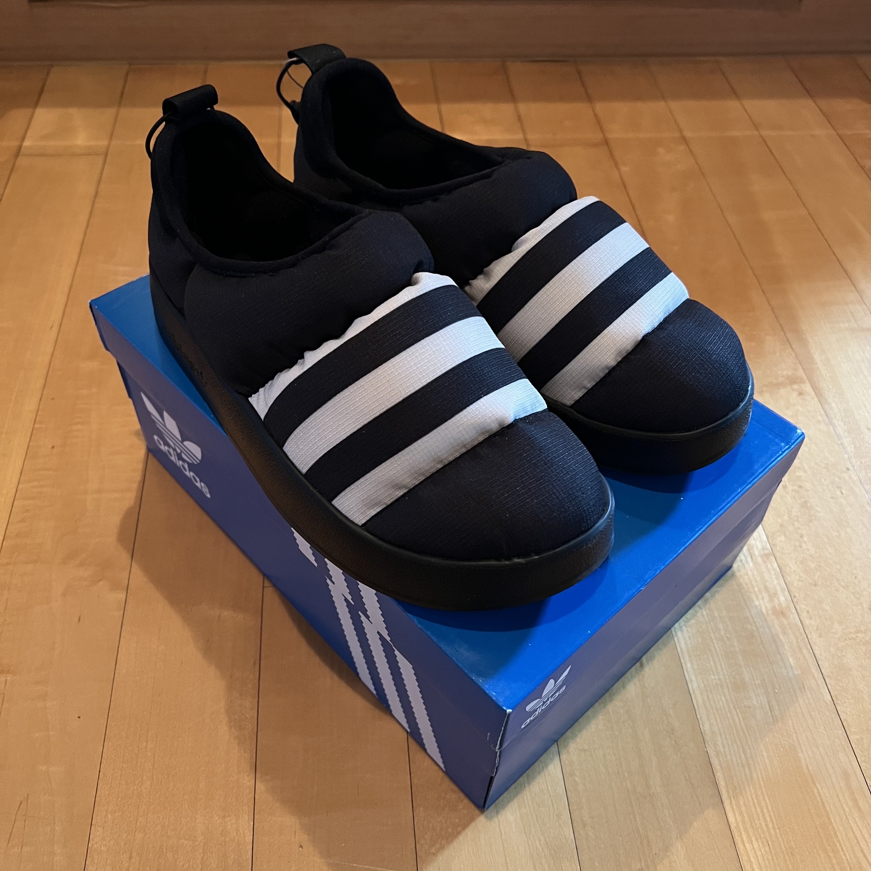 Adidas Puffylette Core Black 착용 스타일 - 1