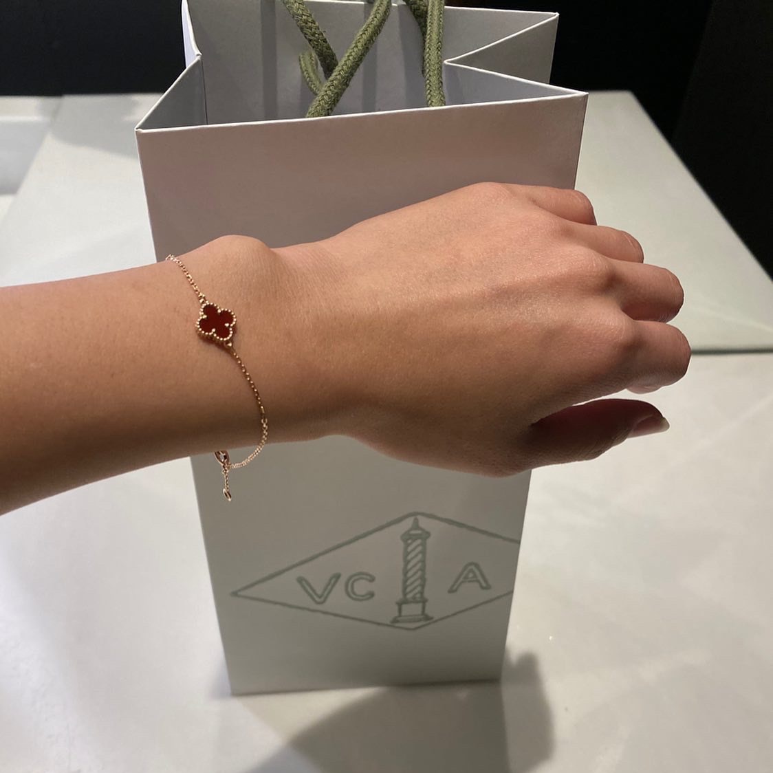 (W) Van Cleef & Arpels Sweet Alhambra Bracelet Rose Gold Carnelian 착용 스타일