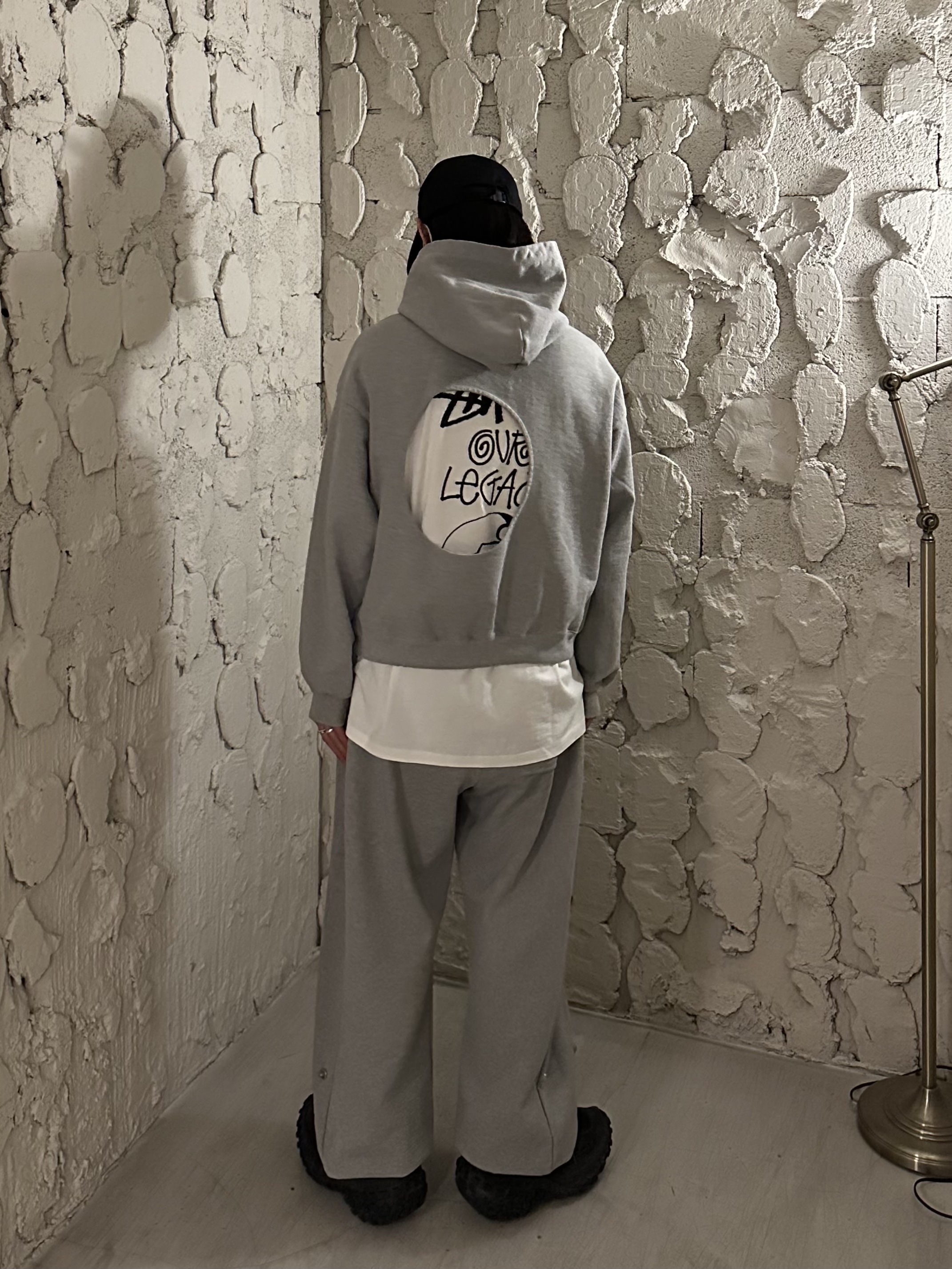 Balenciaga Defender Sneakers Black, Stussy x Our Legacy Surfman 2 Pigment Dyed T-Shirt Natural 착용 스타일 - 2