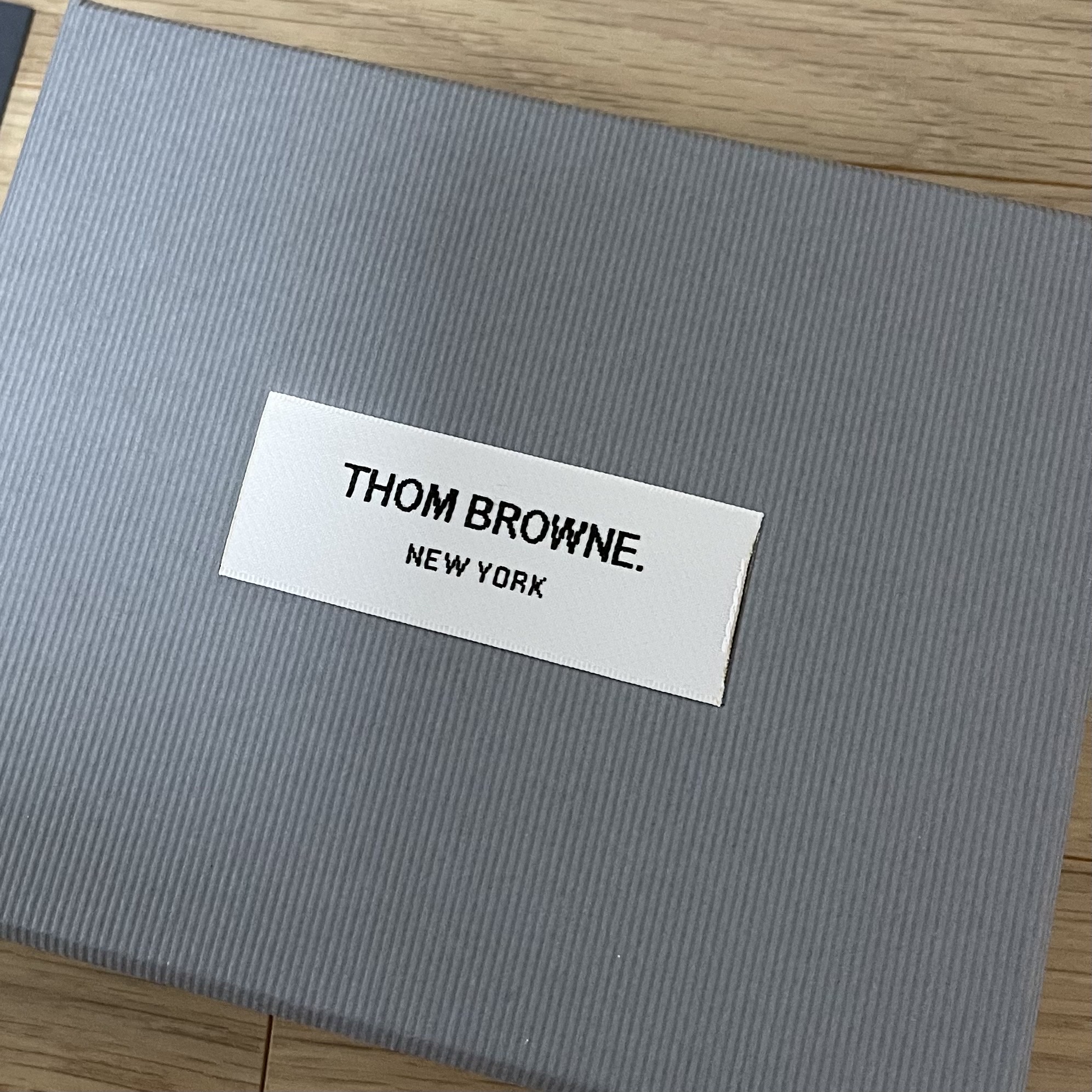 Thom Browne Pebble Grain Leather Stripe Single Card Holder Black 착용 스타일 - 1