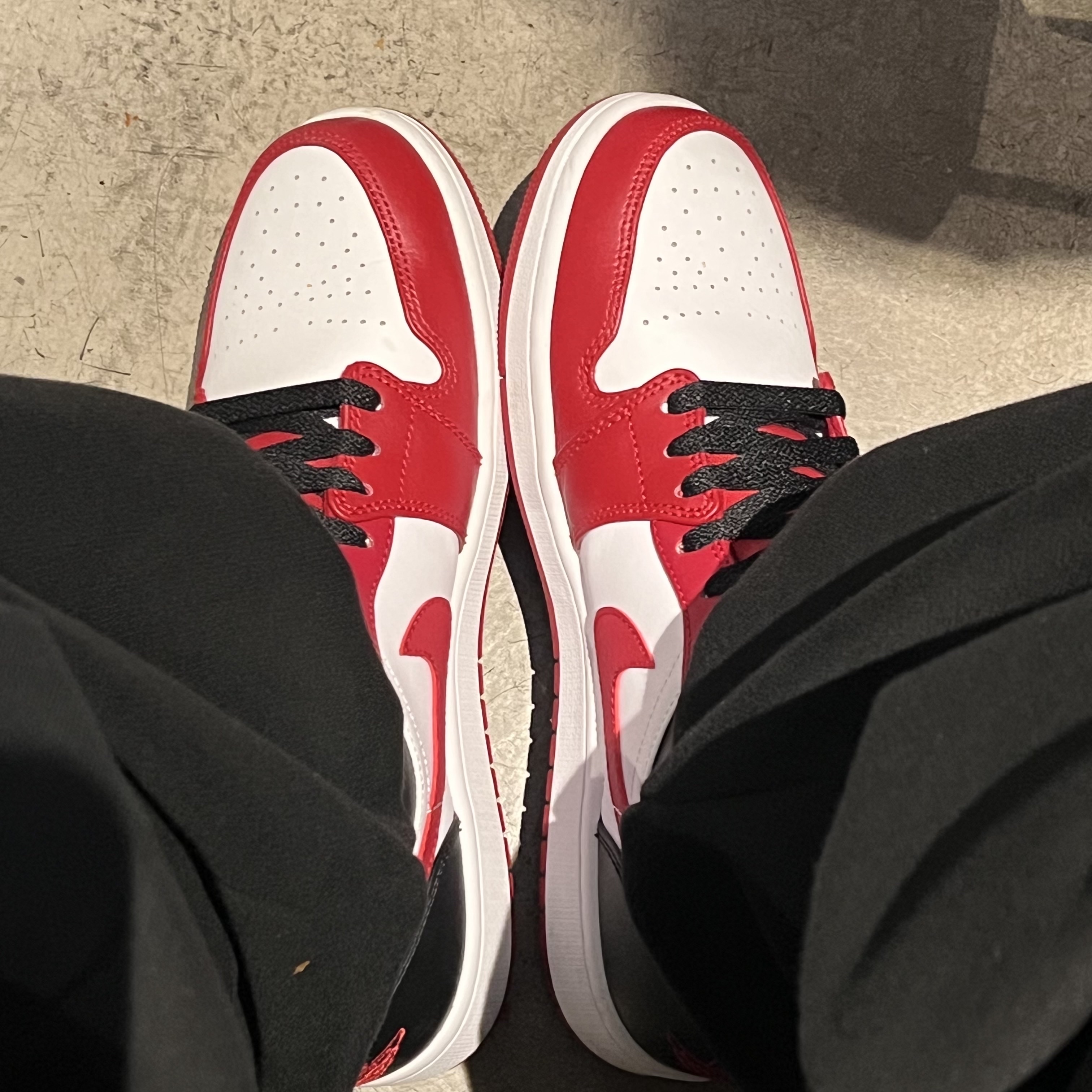 Jordan 1 Low White Gym Red Black 착용 스타일 - 1