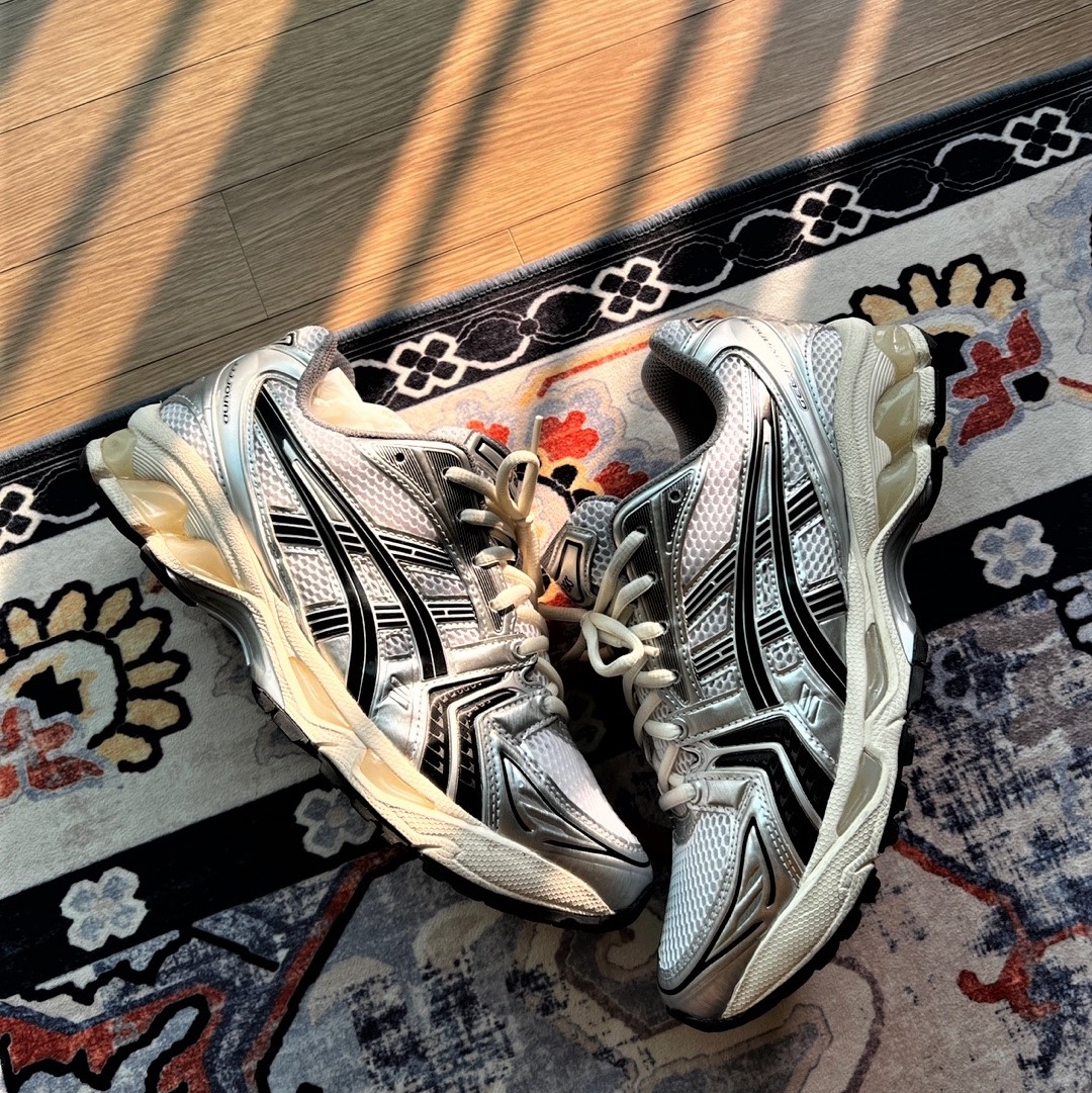 Asics x JJJJound Gel-Kayano 14 Silver Black 착용 스타일