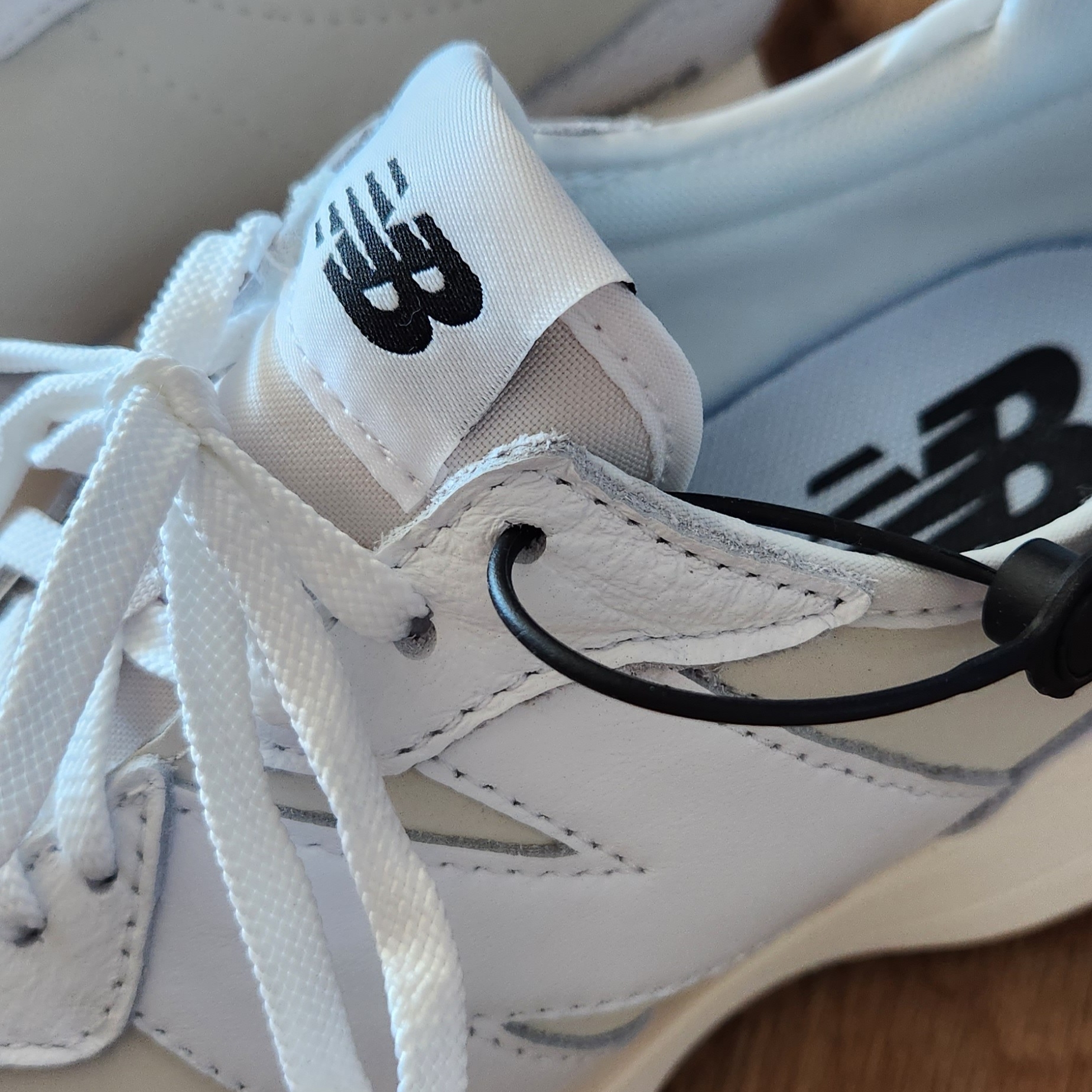 (W) New Balance 327 Leather White Moonbeam 착용 스타일 - 1