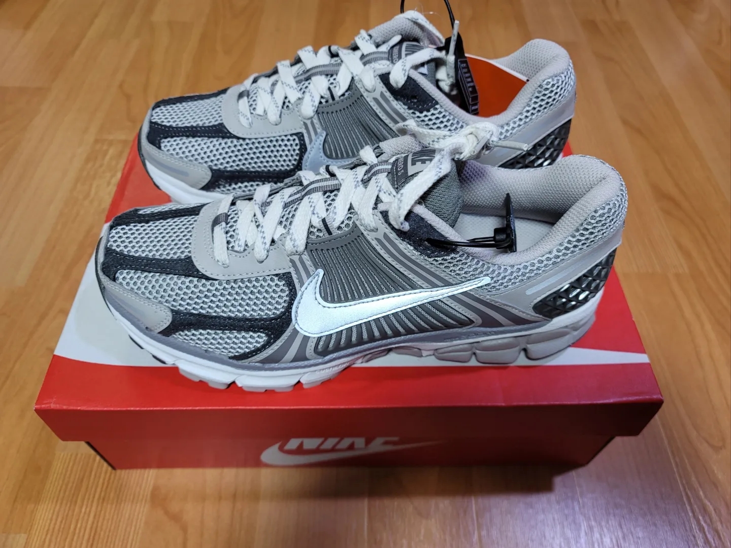 Nike Zoom Vomero 5 PRM Light Iron Ore and Flat Fewter 착용 스타일 - 2