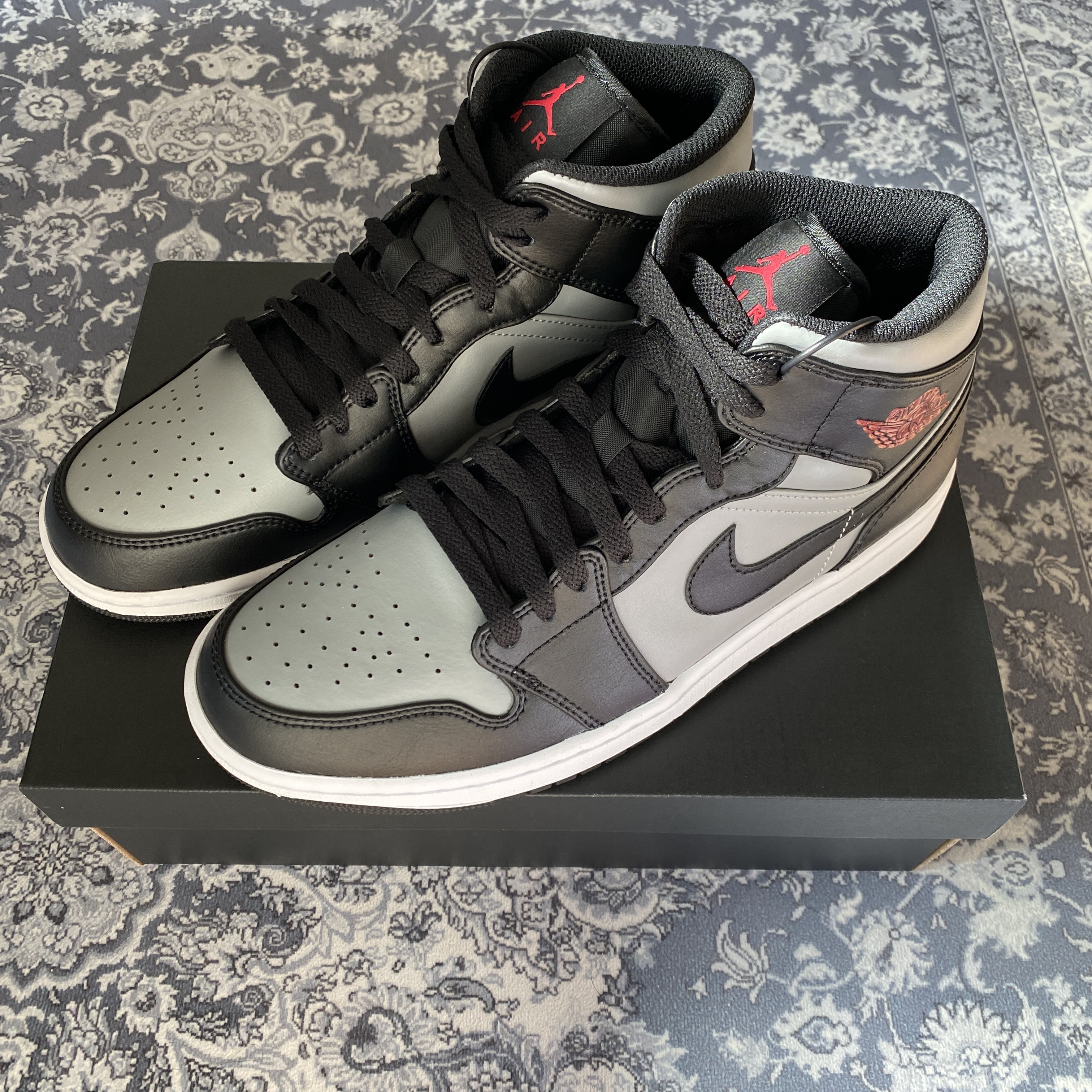 Jordan 1 Mid Shadow, Nike Air Force 1 '07 LV8 White Black 착용 스타일 - 1