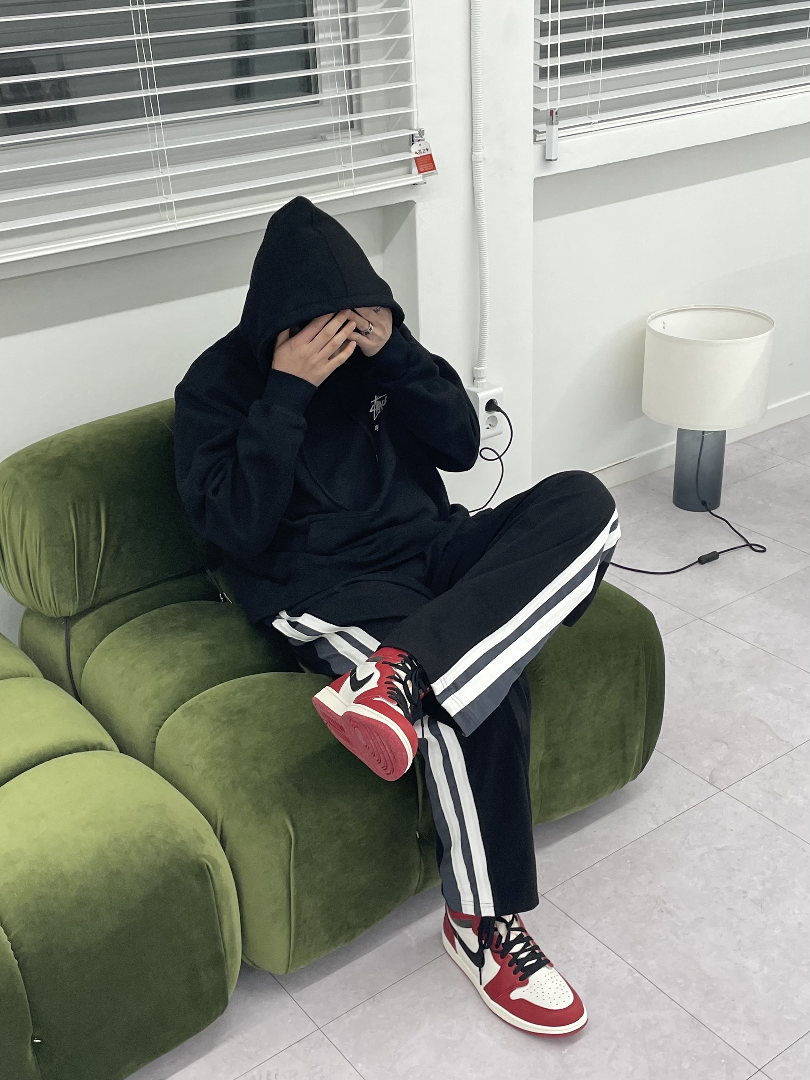 Jordan 1 Retro High OG Chicago 2022, Stussy Stock DSM Los Angeles Hoodie Black 2021 착용 스타일 - 1