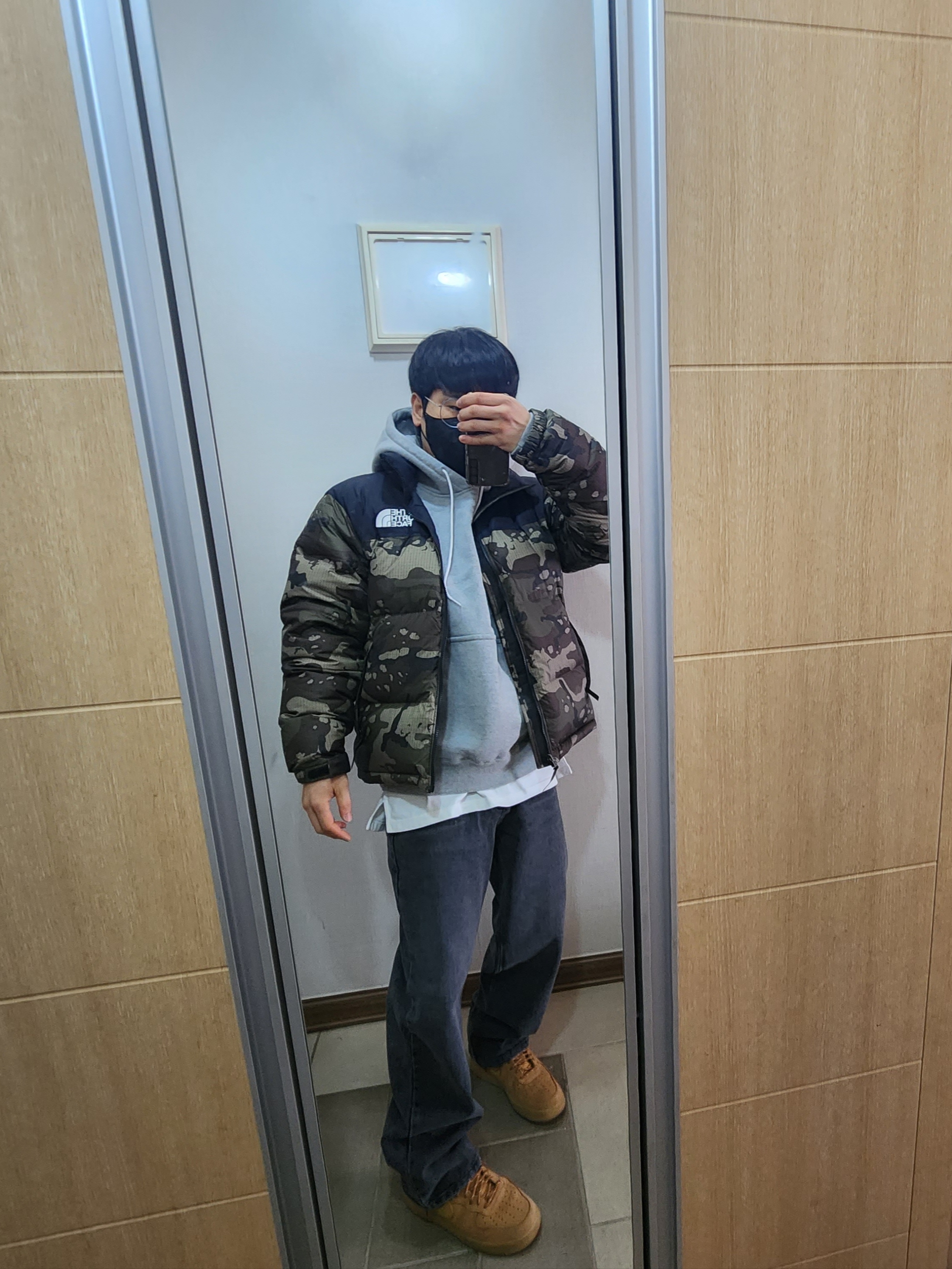 The North Face 1996 Novelty Nuptse Jacket Woodland Camo, Nike NRG Solo Swoosh Fleece Hoodie Dark Grey Heather - Asia 착용 스타일