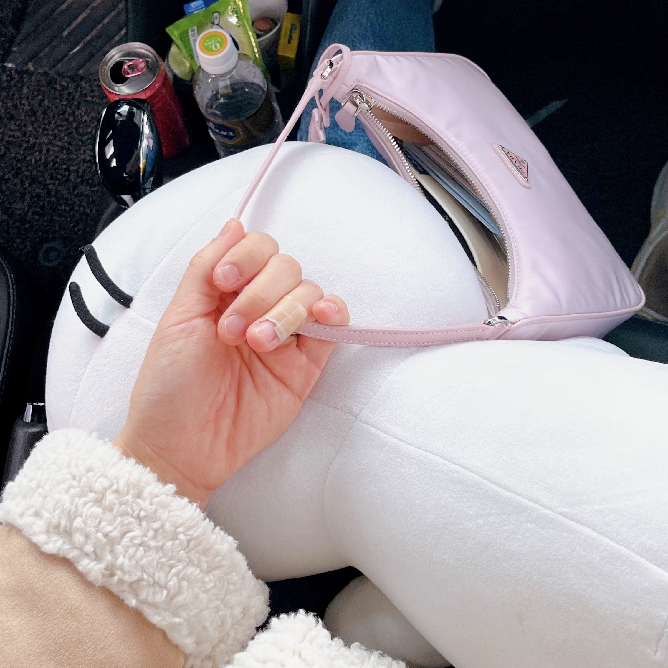 Prada Re-Edition 2005 Saffiano Trim Re-Nylon Mini Hobo Bag Alabaster Pink 착용 스타일