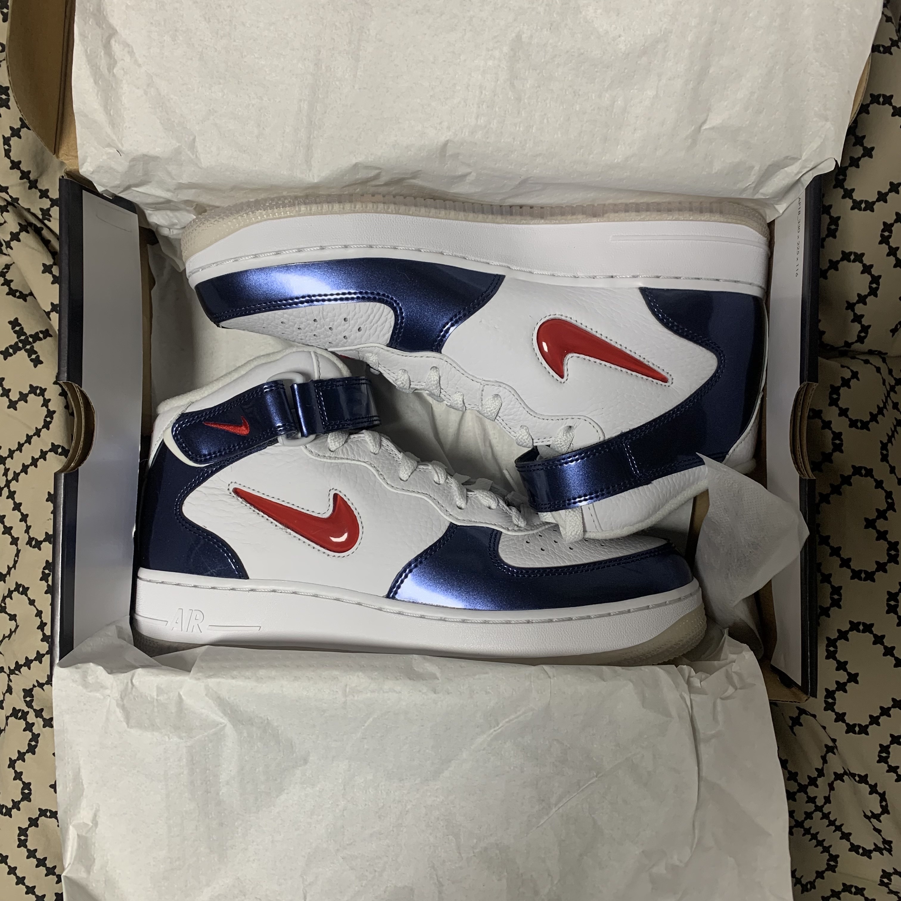 Nike Air Force 1 Mid QS University Red and Midnight Navy 착용 스타일
