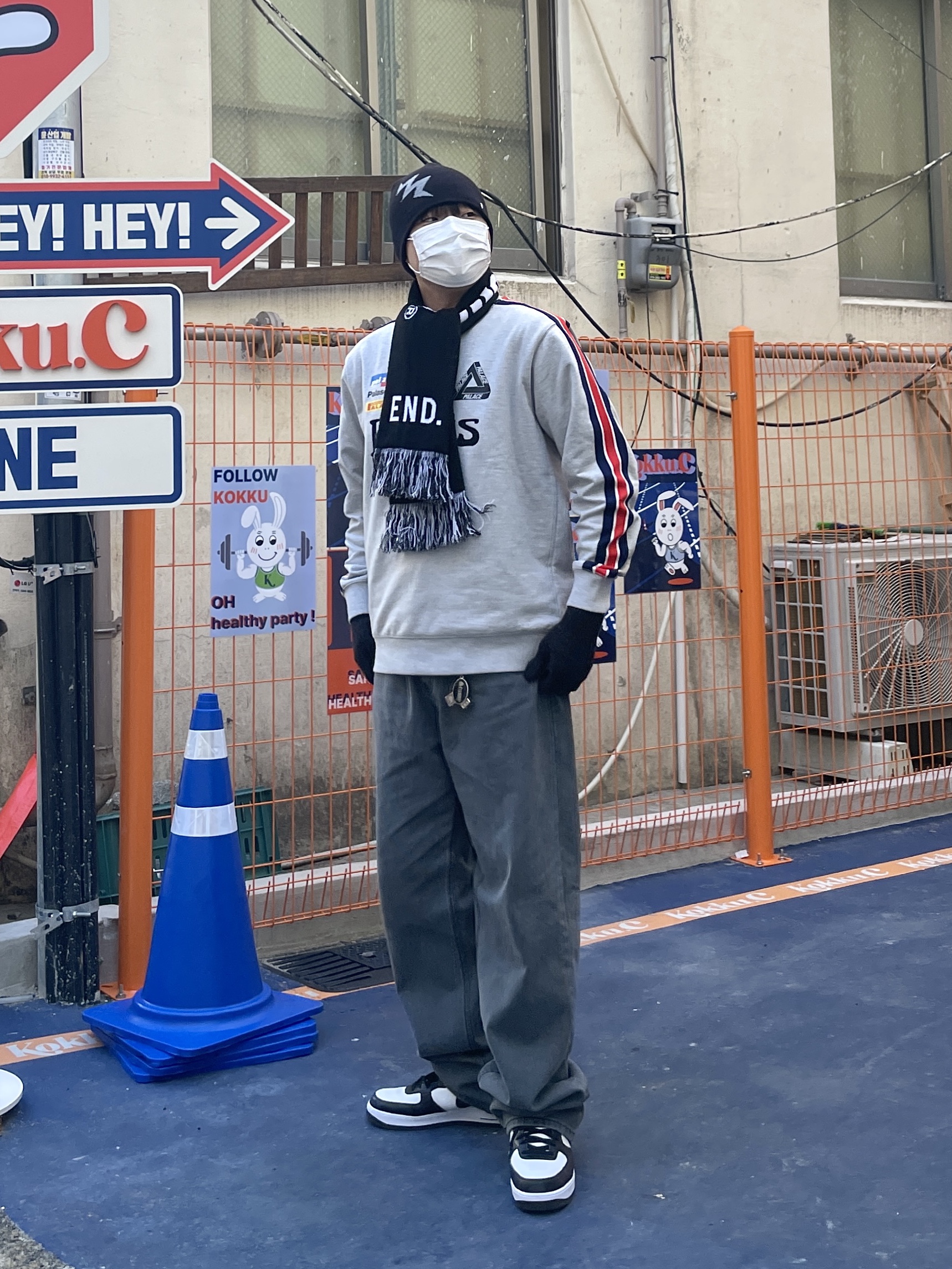 Palace Flag Stripe Crew Grey Marl - 22SS, Nike x Stussy Air Force 1 '07 Mid SP Black and Light Bone 착용 스타일 - 4