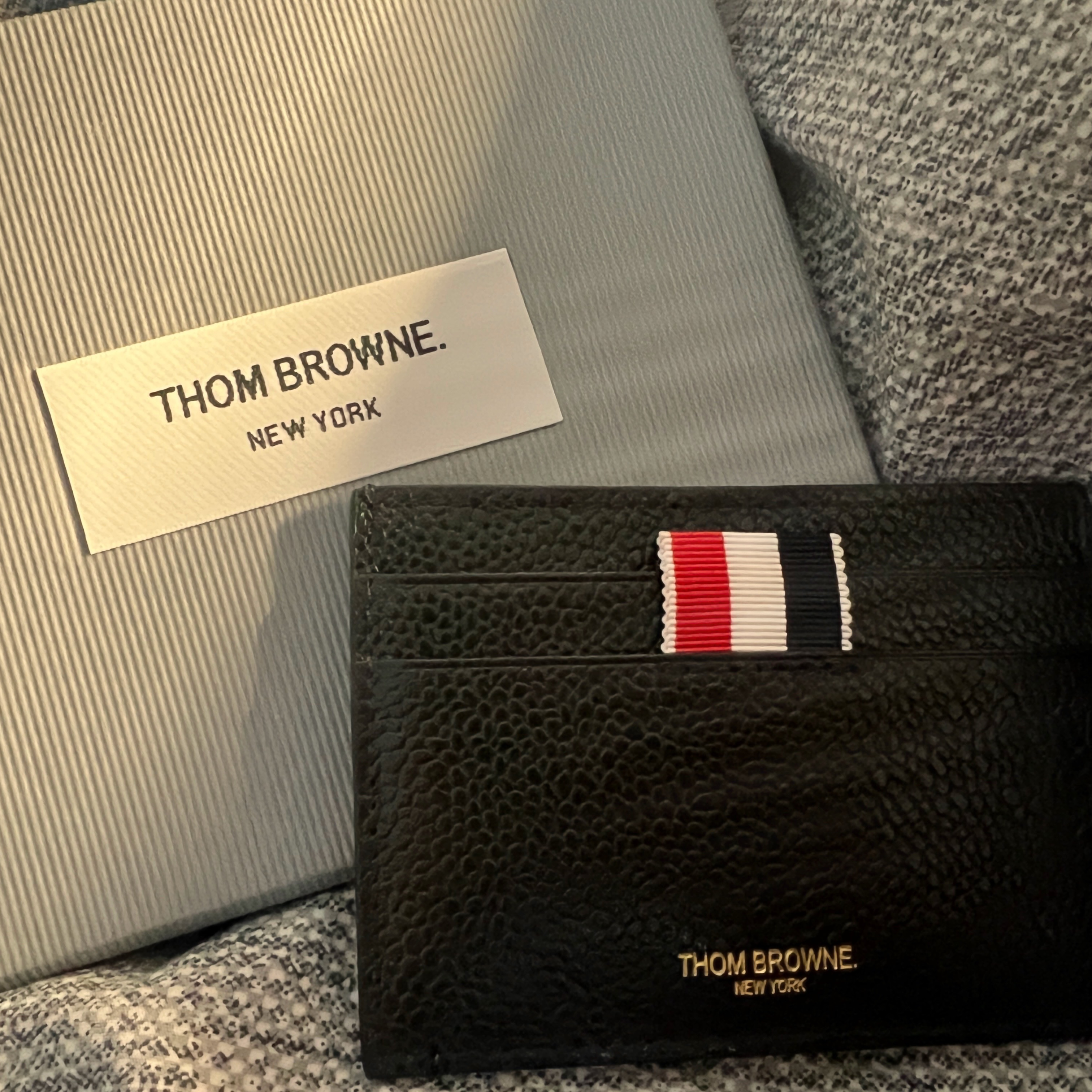 Thom Browne Pebble Grain Leather Stripe Note Compartment Card Holder Black 착용 스타일