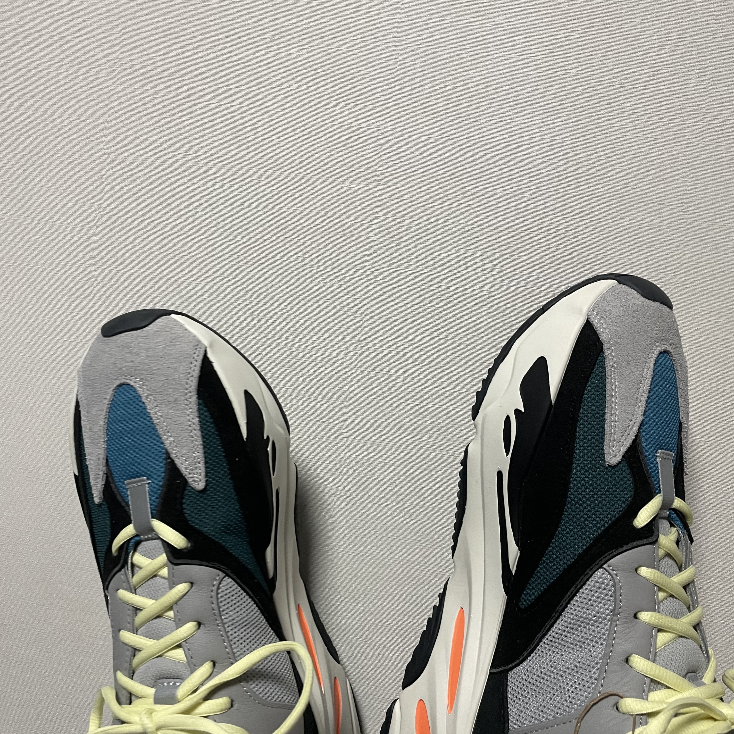 Adidas Yeezy Boost 700 Wave Runner Solid Grey 2021/2022 착용 스타일