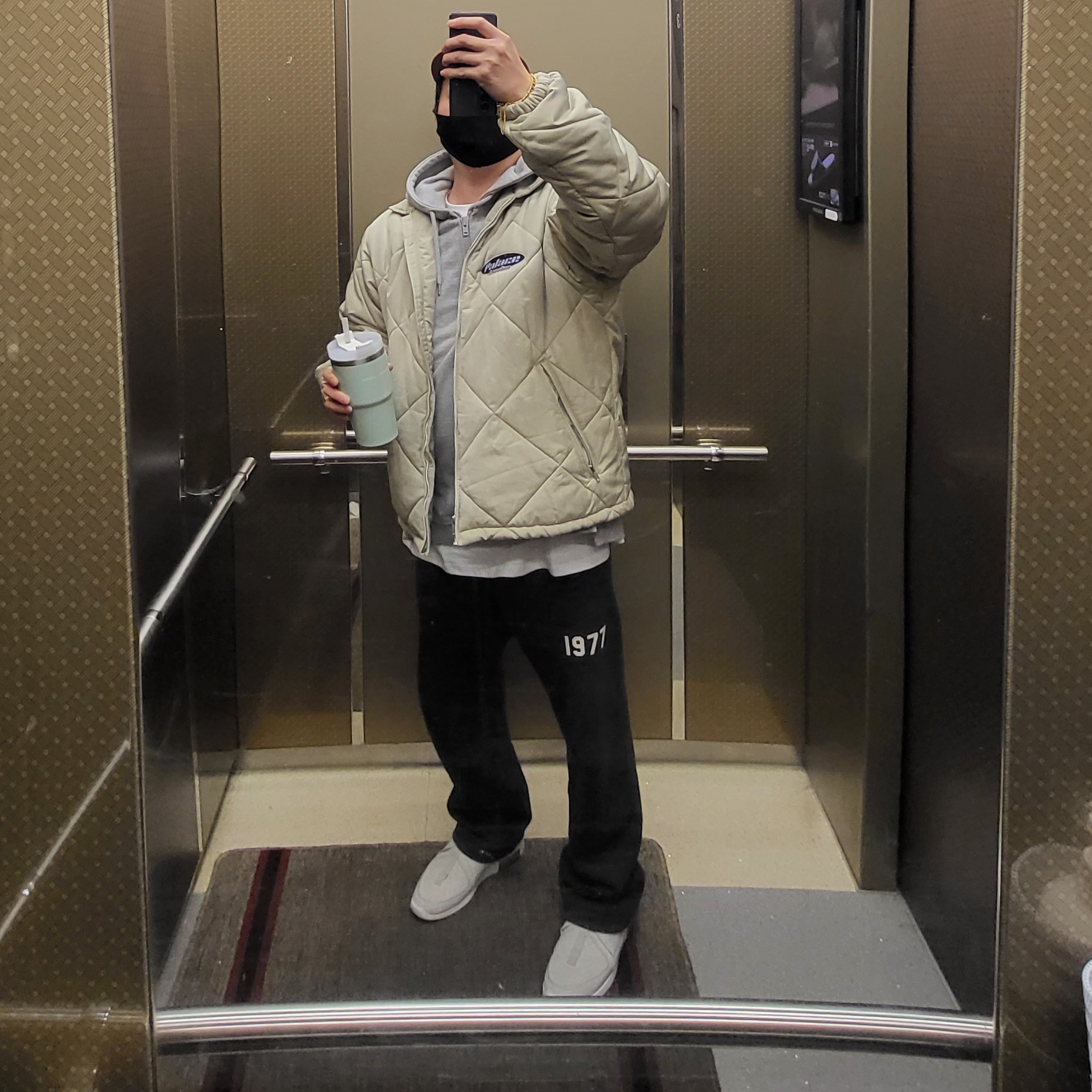 Essentials 1977 Relaxed Sweatpants Iron - 22SS, Nike x Fear of God Air Fear of God Raid Light Bone 착용 스타일