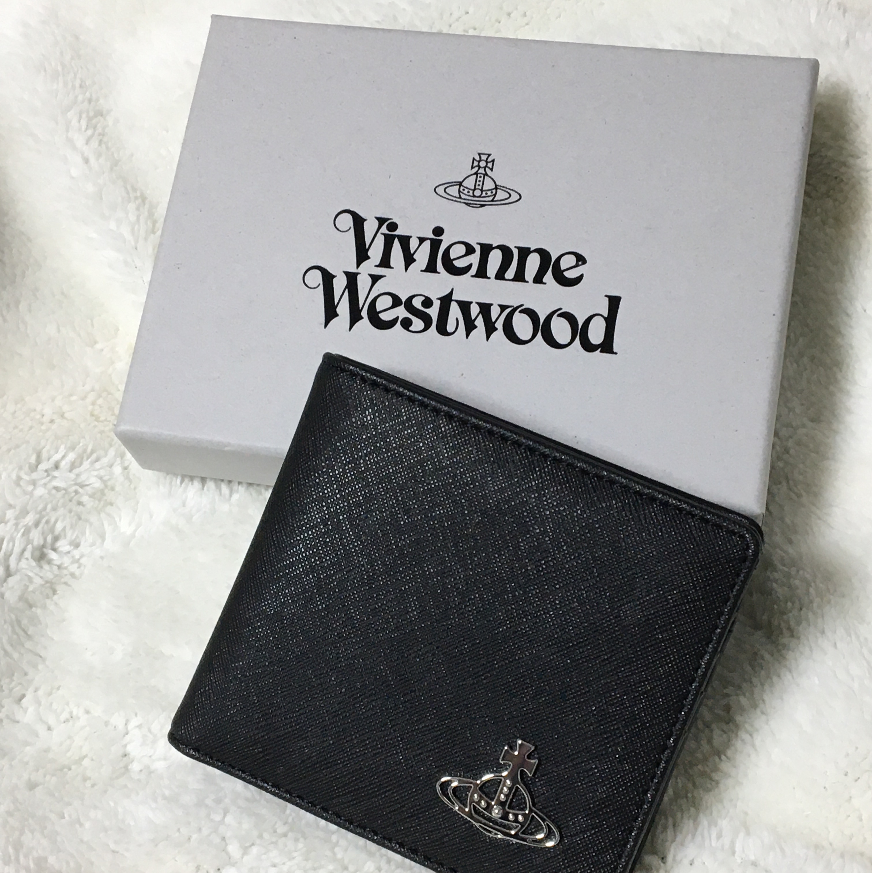 Vivienne Westwood Derby Bill Fold Wallet with Coin Pocket Black 착용 스타일