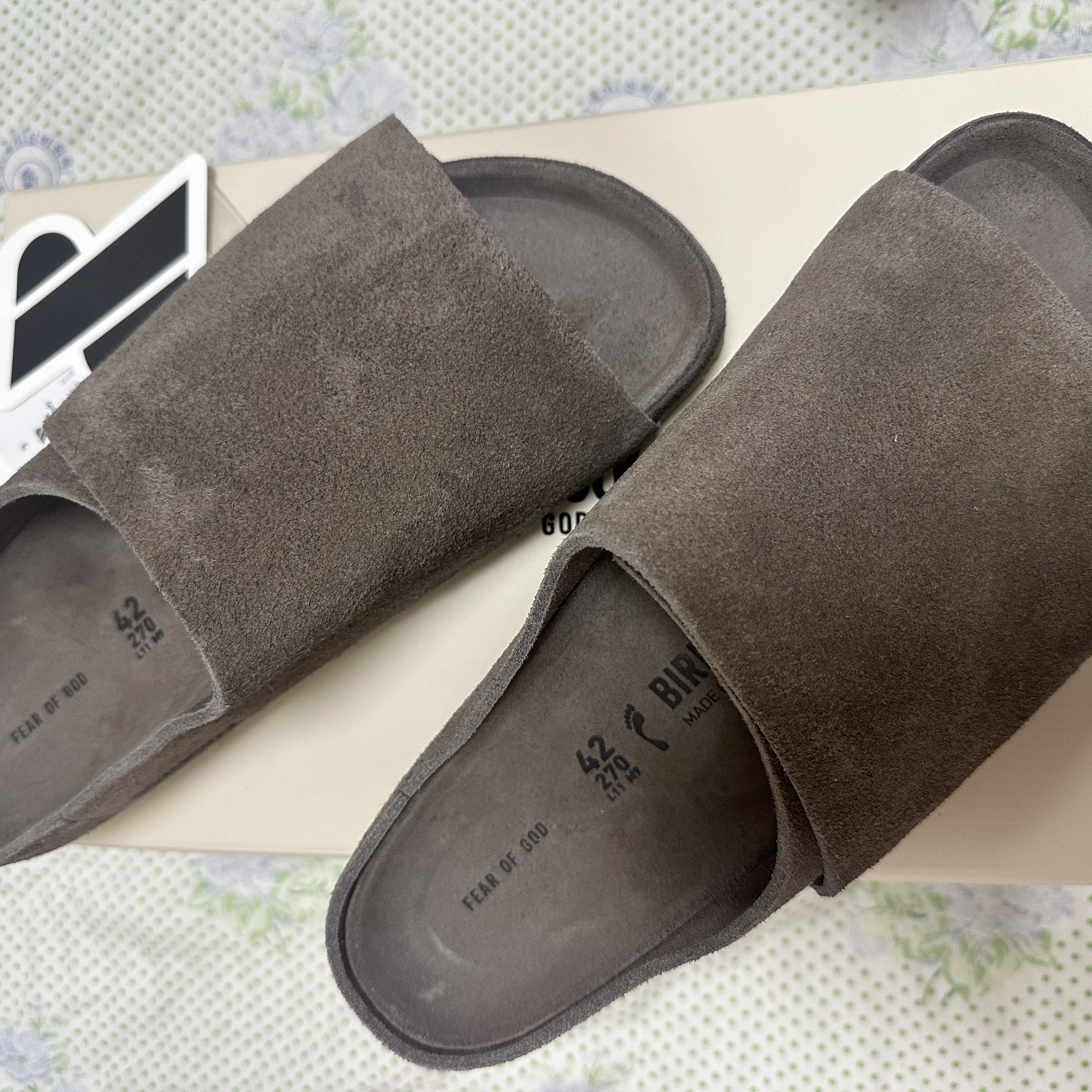 Fear of God x Birkenstock Los Feliz Suede Ash 착용 스타일 - 3