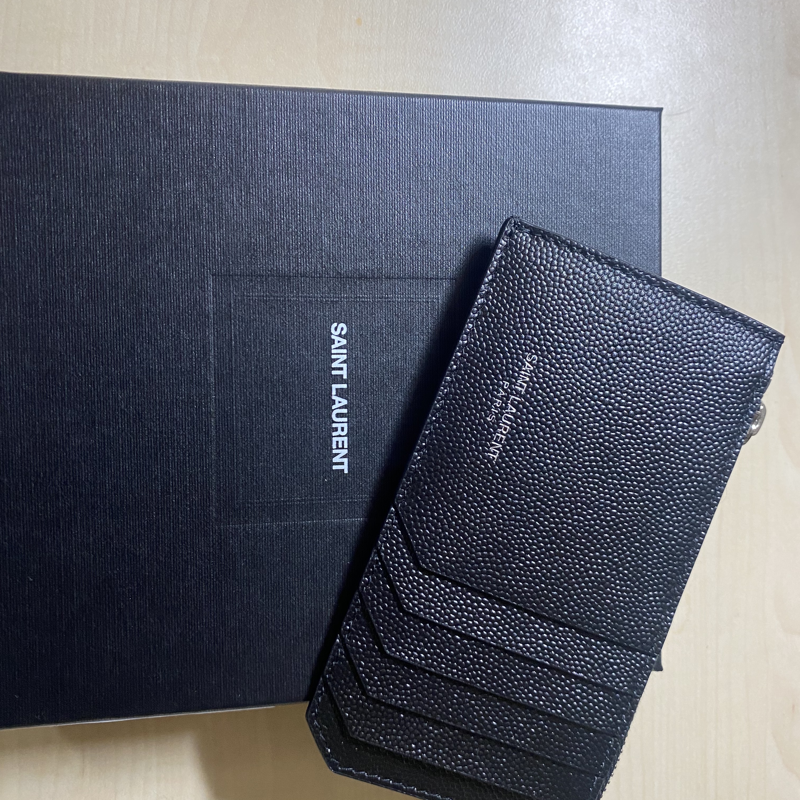 Saint Laurent Zipped Card Case Black 착용 스타일