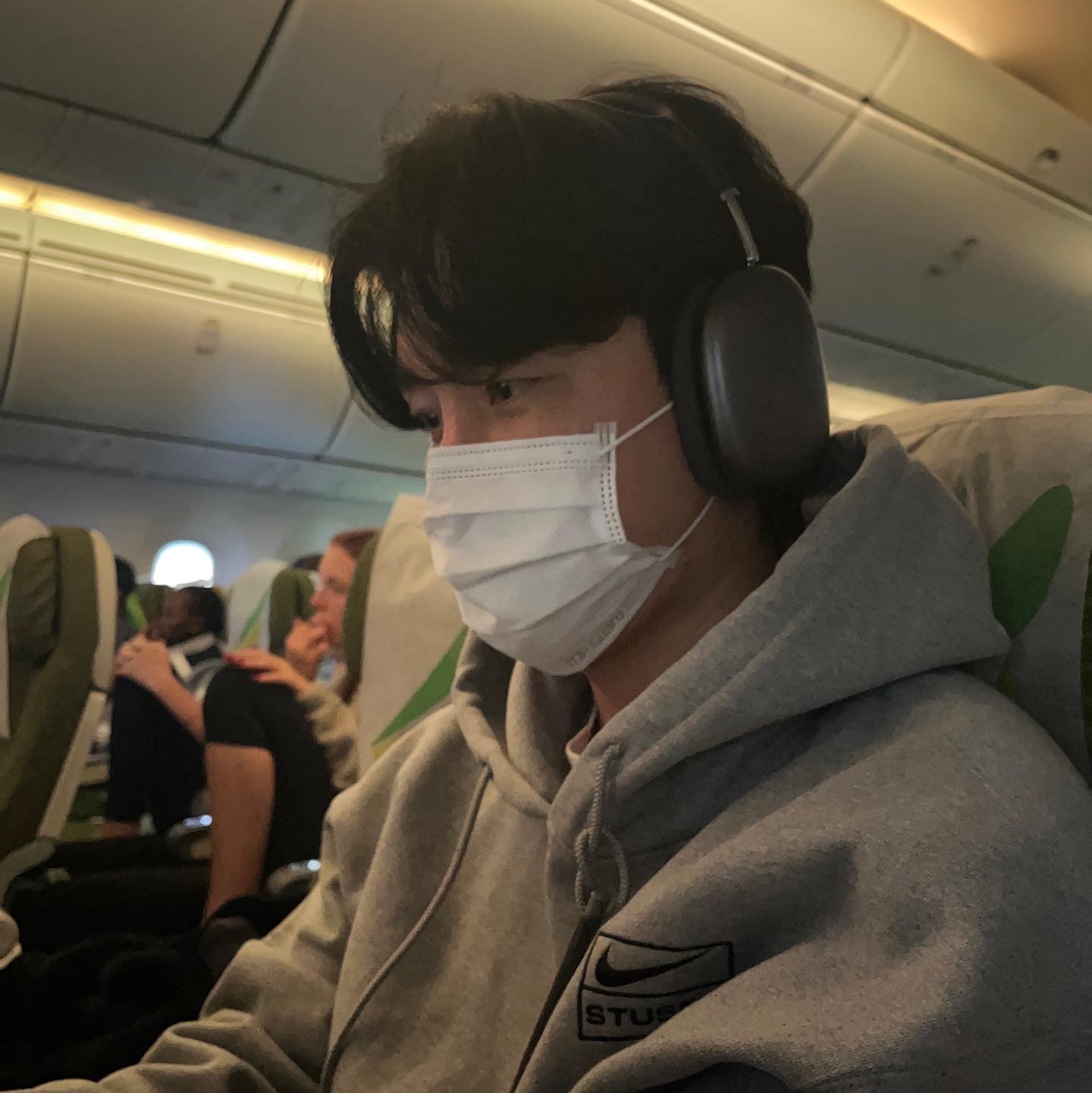 Apple AirPods Max Lightning Space Gray (Korean Ver.), Nike x Stussy NRG RA Pullover Hoodie Dark Grey Heather (DJ9488-063) 착용 스타일 - 2