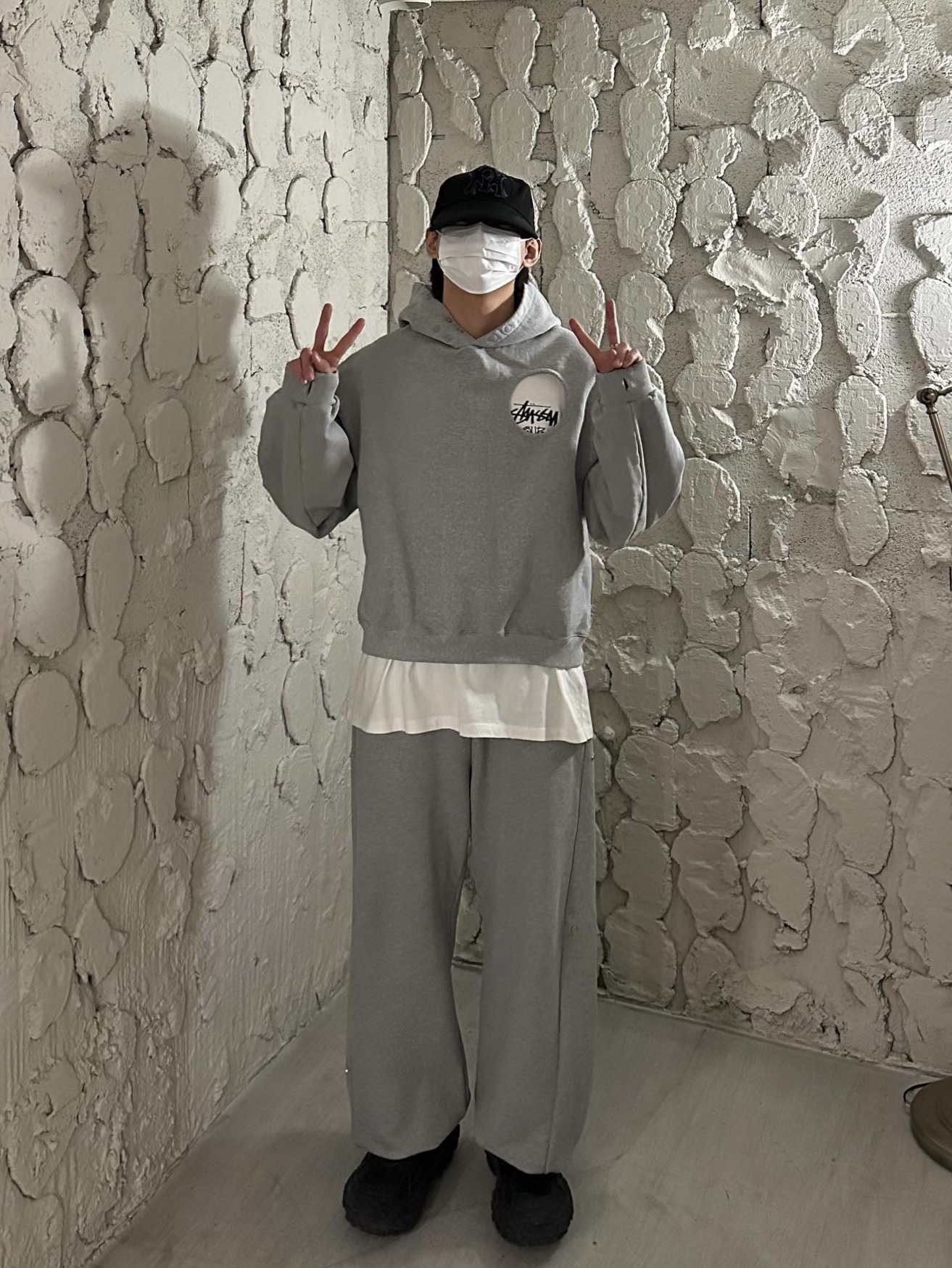 Balenciaga Defender Sneakers Black, Stussy x Our Legacy Surfman 2 Pigment Dyed T-Shirt Natural 착용 스타일 - 1