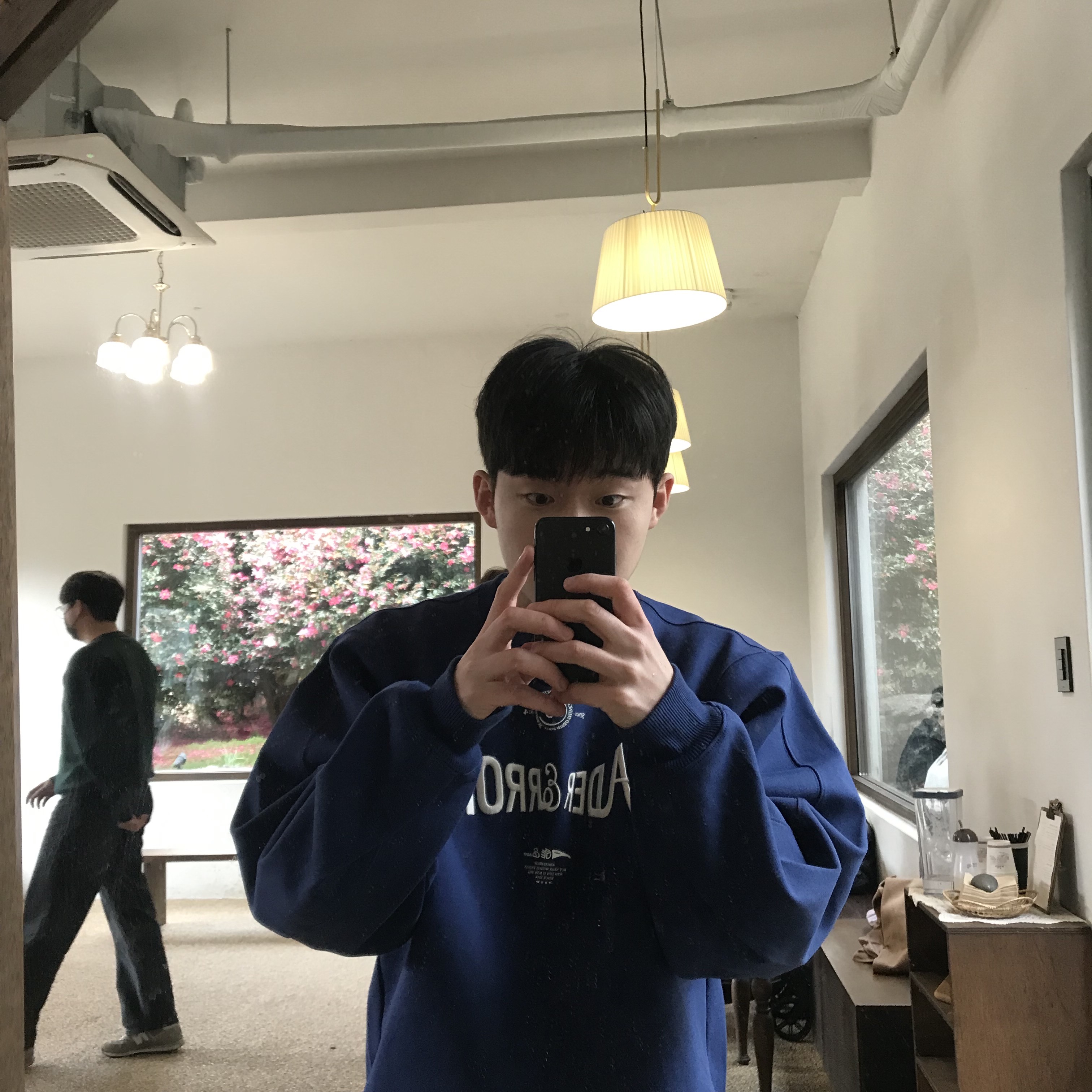 Ader Error Verif Logo Sweatshirt Navy 착용 스타일