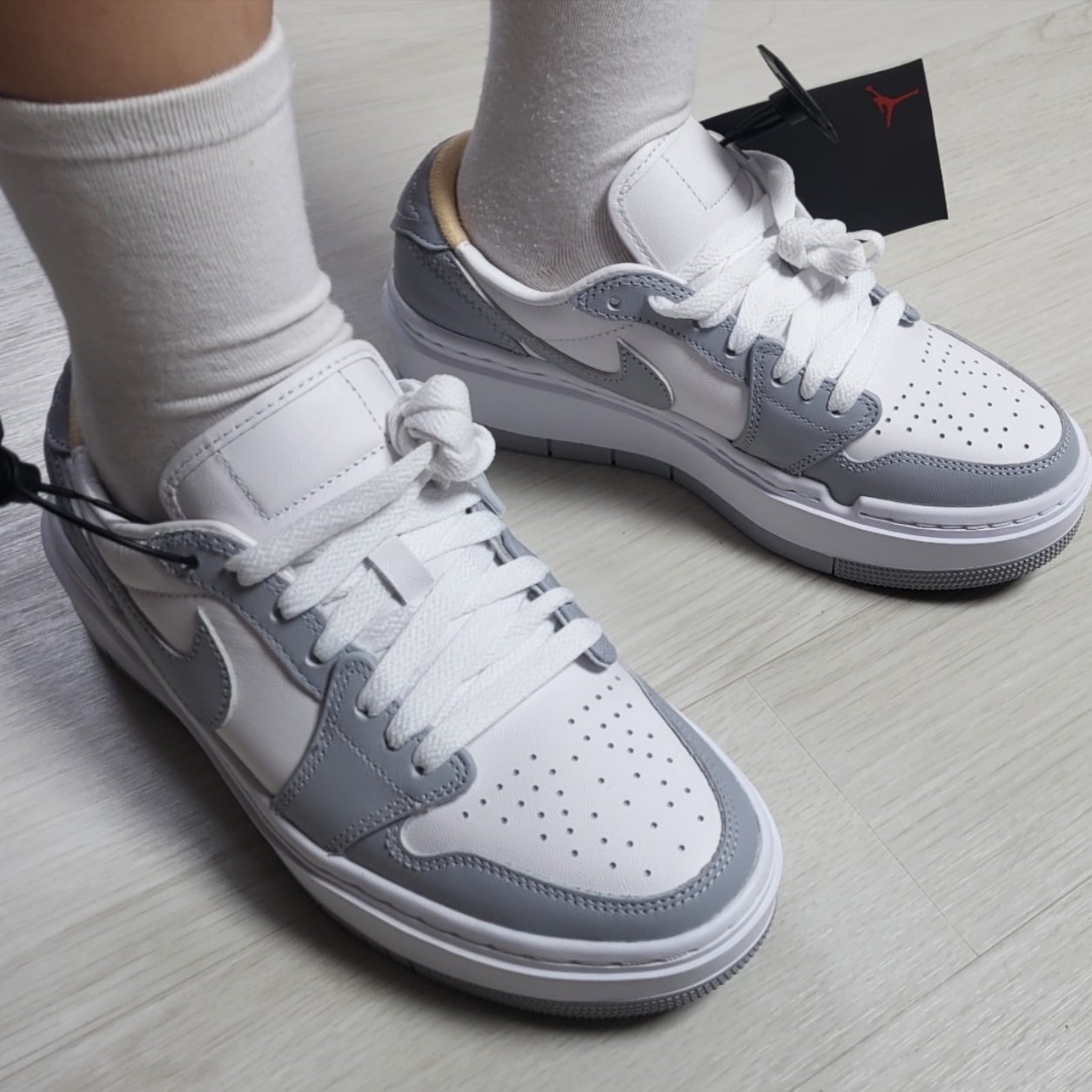 (W) Jordan 1 Elevate Low White and Wolf Grey 착용 스타일 - 1