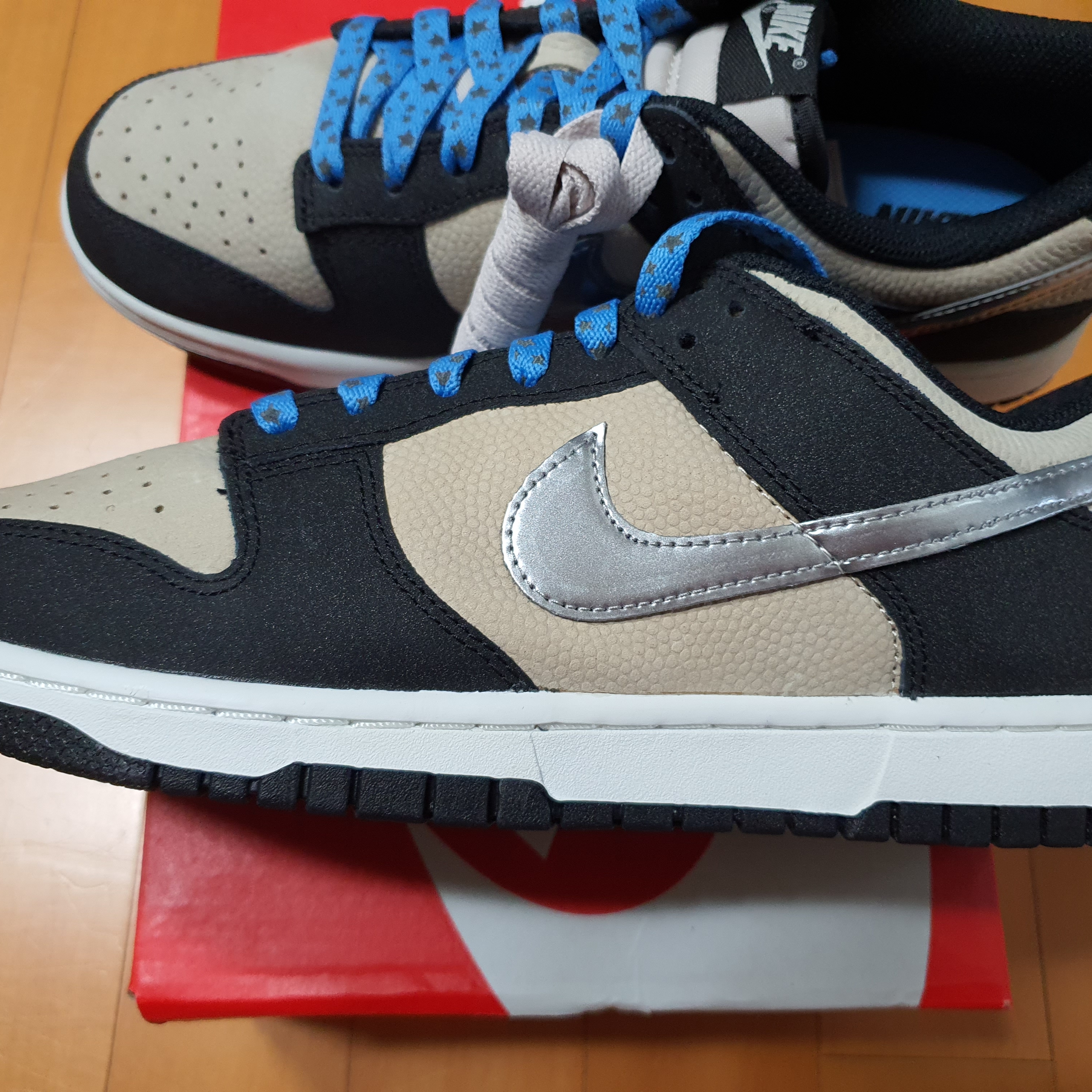(W) Nike Dunk Low Light Bone Metallic Silver 착용 스타일 - 2