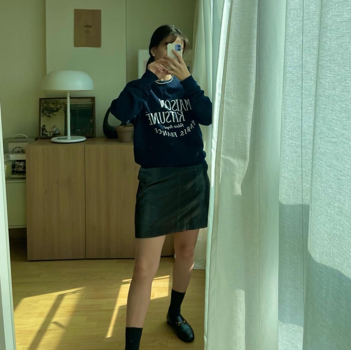 Maison Kitsune Palais Royal Classic Sweatshirt Navy 착용 스타일