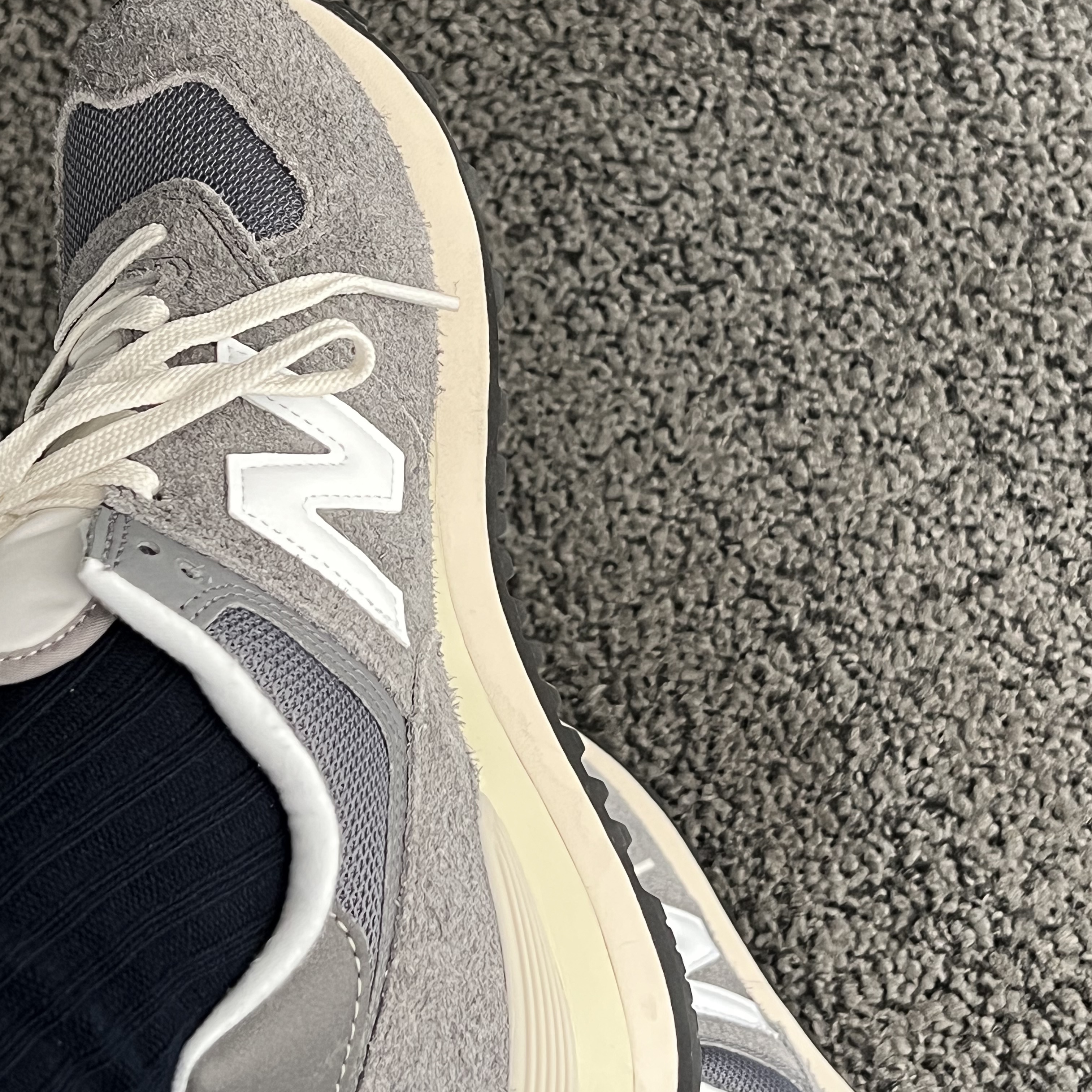 New Balance 574 Heritage Gray 착용 스타일