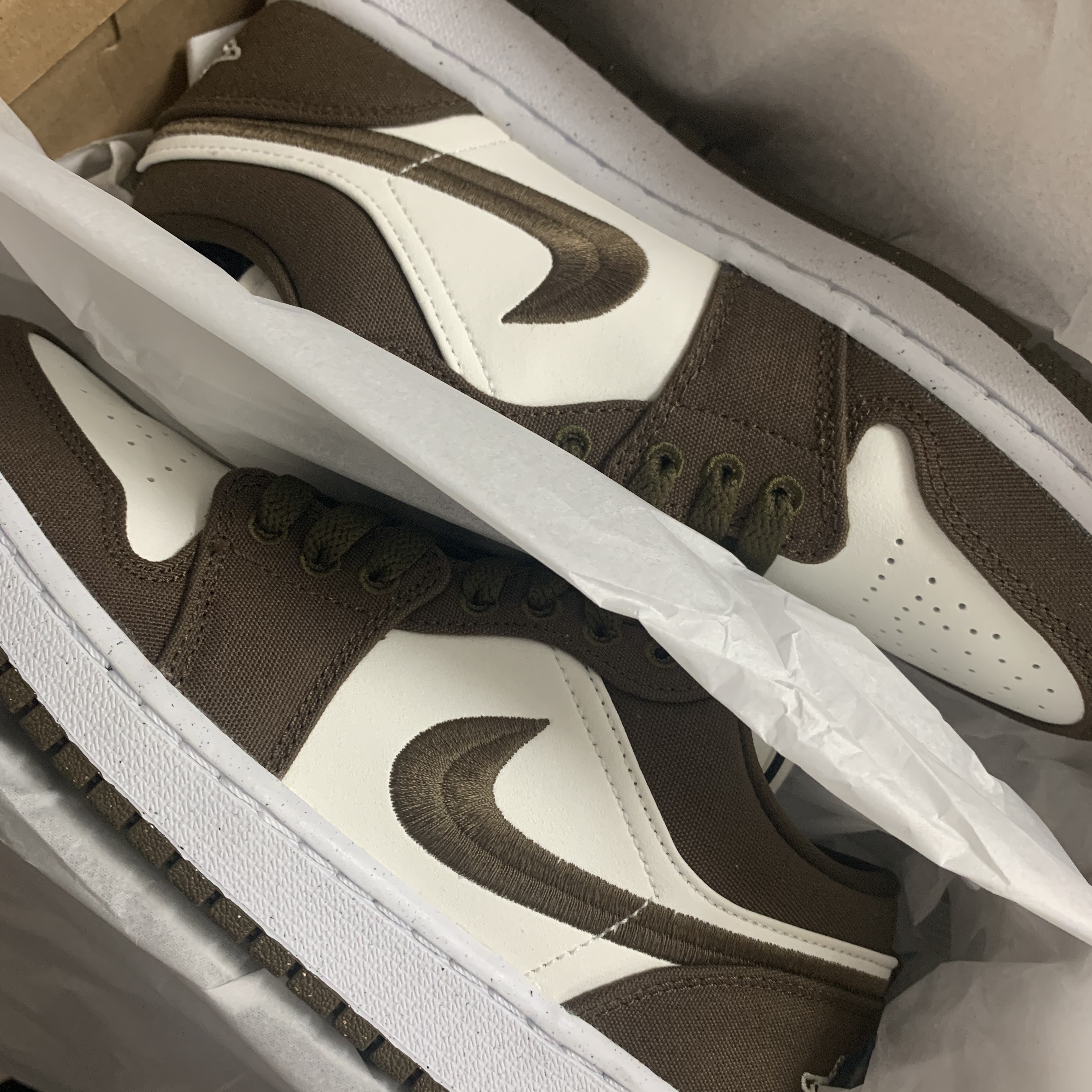 (W) Jordan 1 Low SE Light Olive 착용 스타일