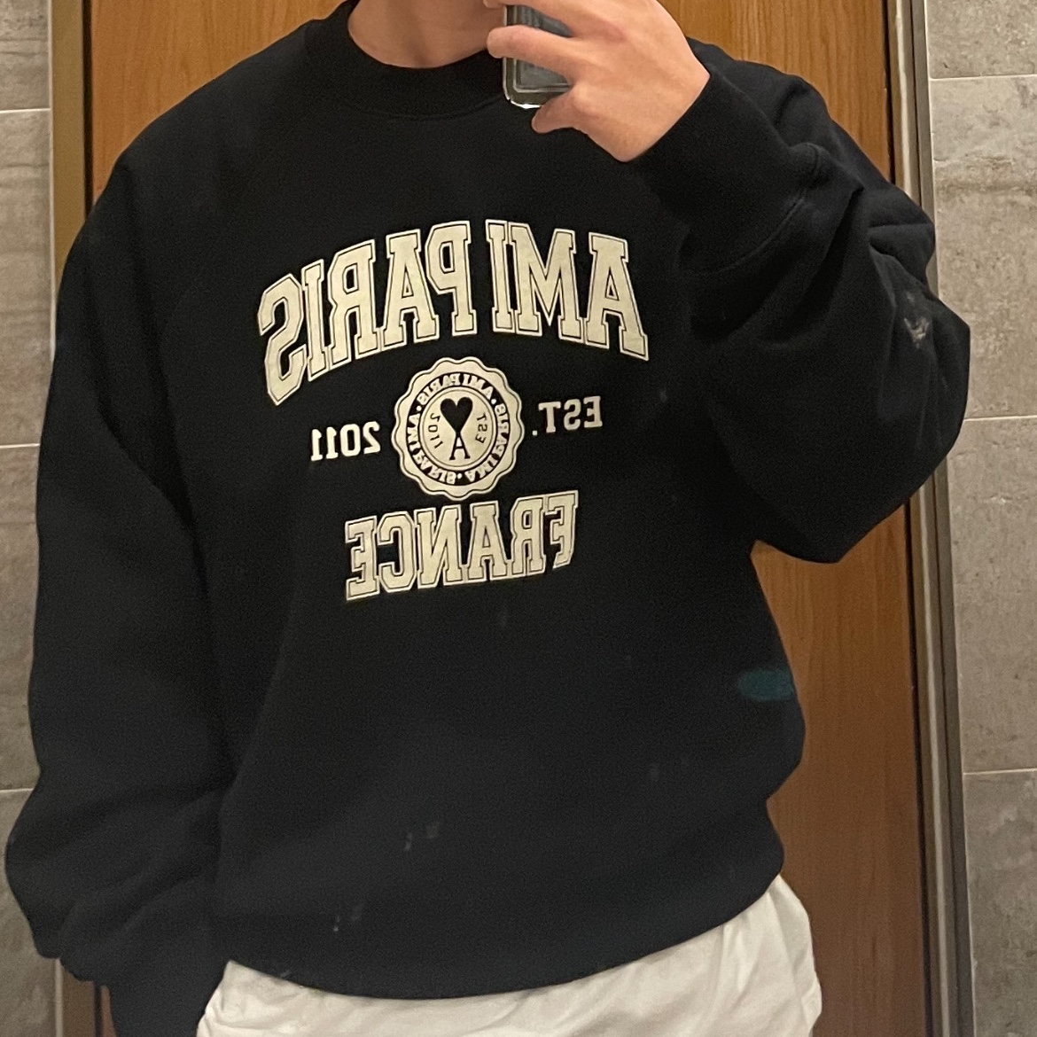 AMI Paris France Sweatshirt Black 착용 스타일