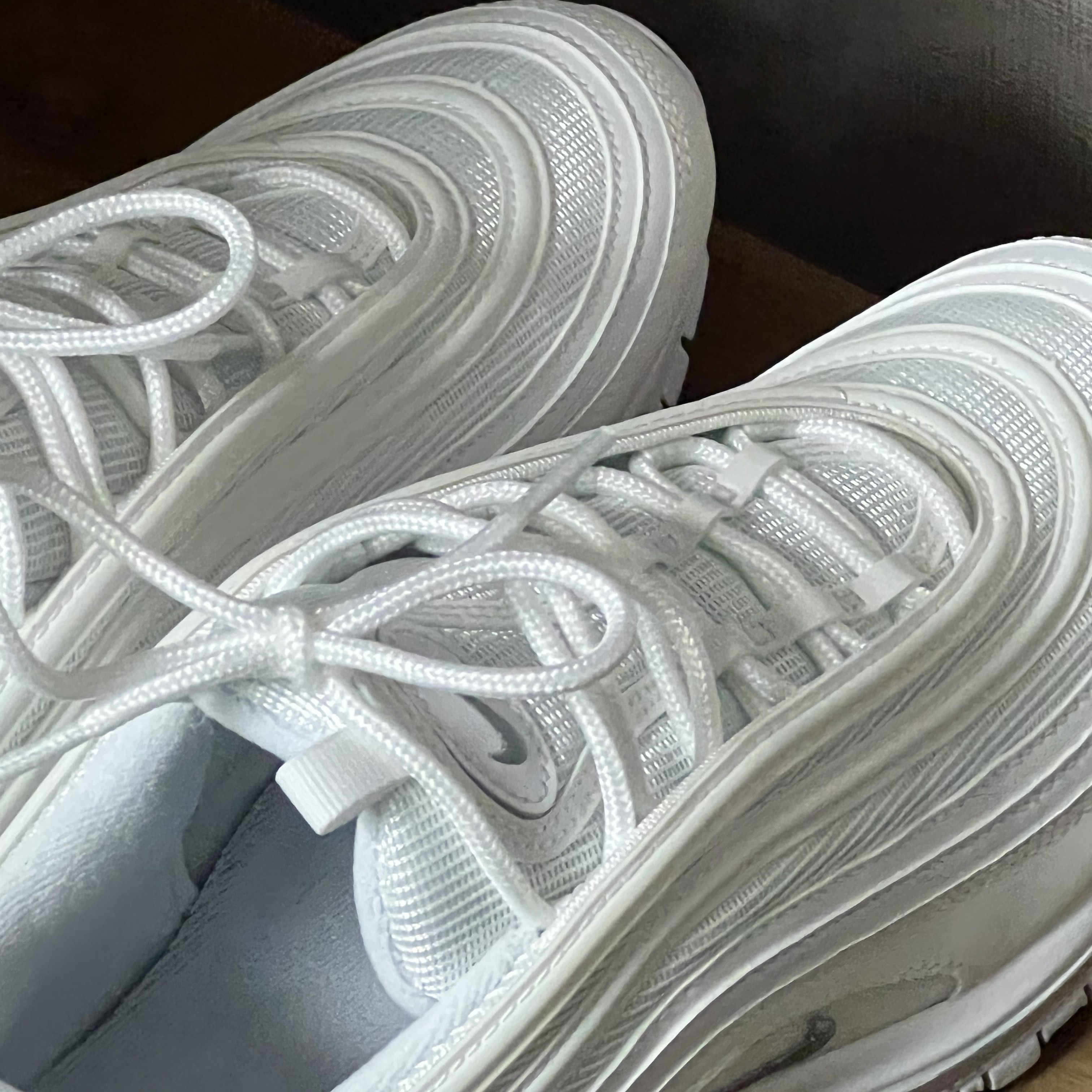 Nike Air Max 97 Triple White Wolf Grey 착용 스타일