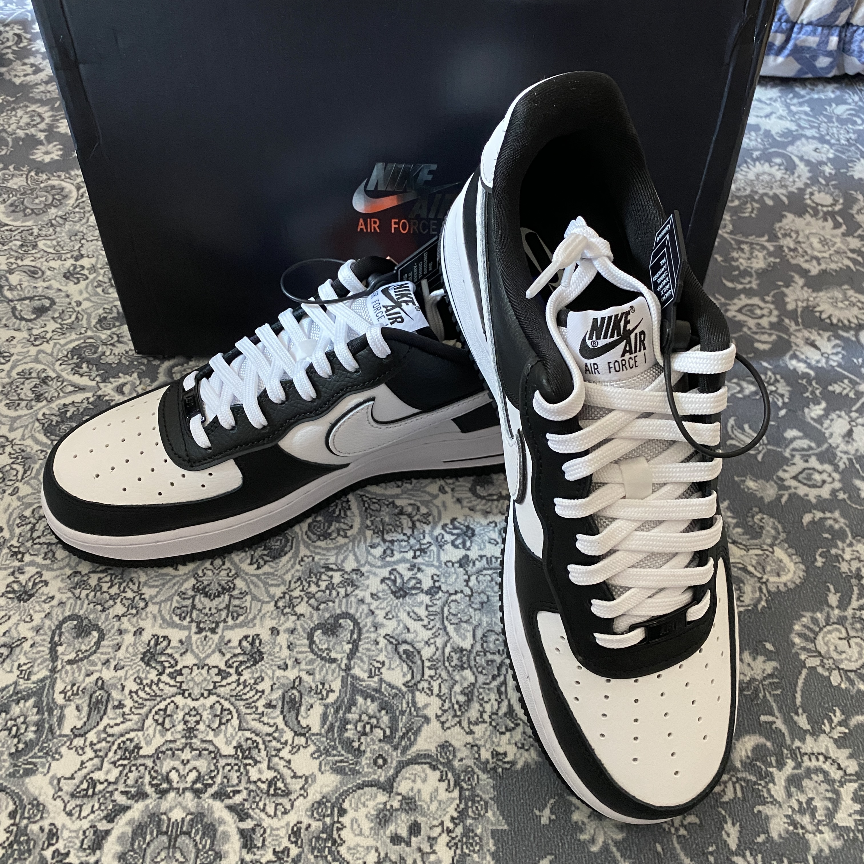 Jordan 1 Mid Shadow, Nike Air Force 1 '07 LV8 White Black 착용 스타일 - 2