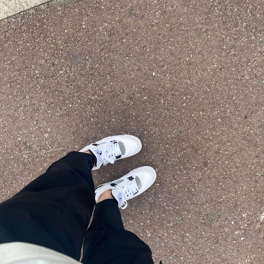Jordan 4 Retro White and Black 착용 스타일