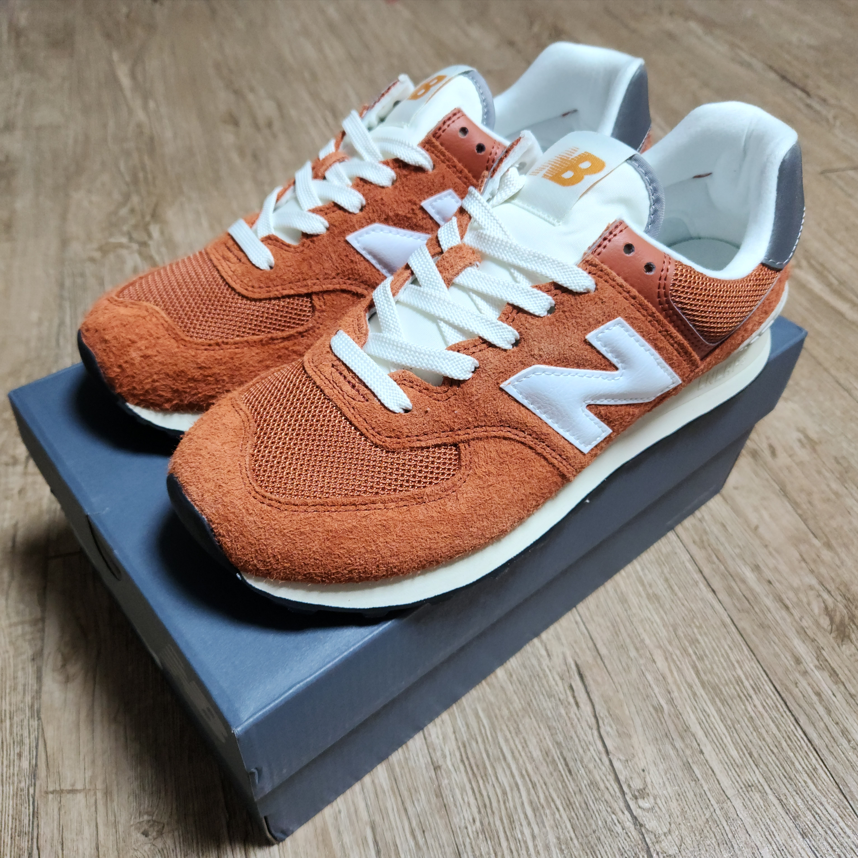 New Balance 574 Heritage Orange Burst White 착용 스타일