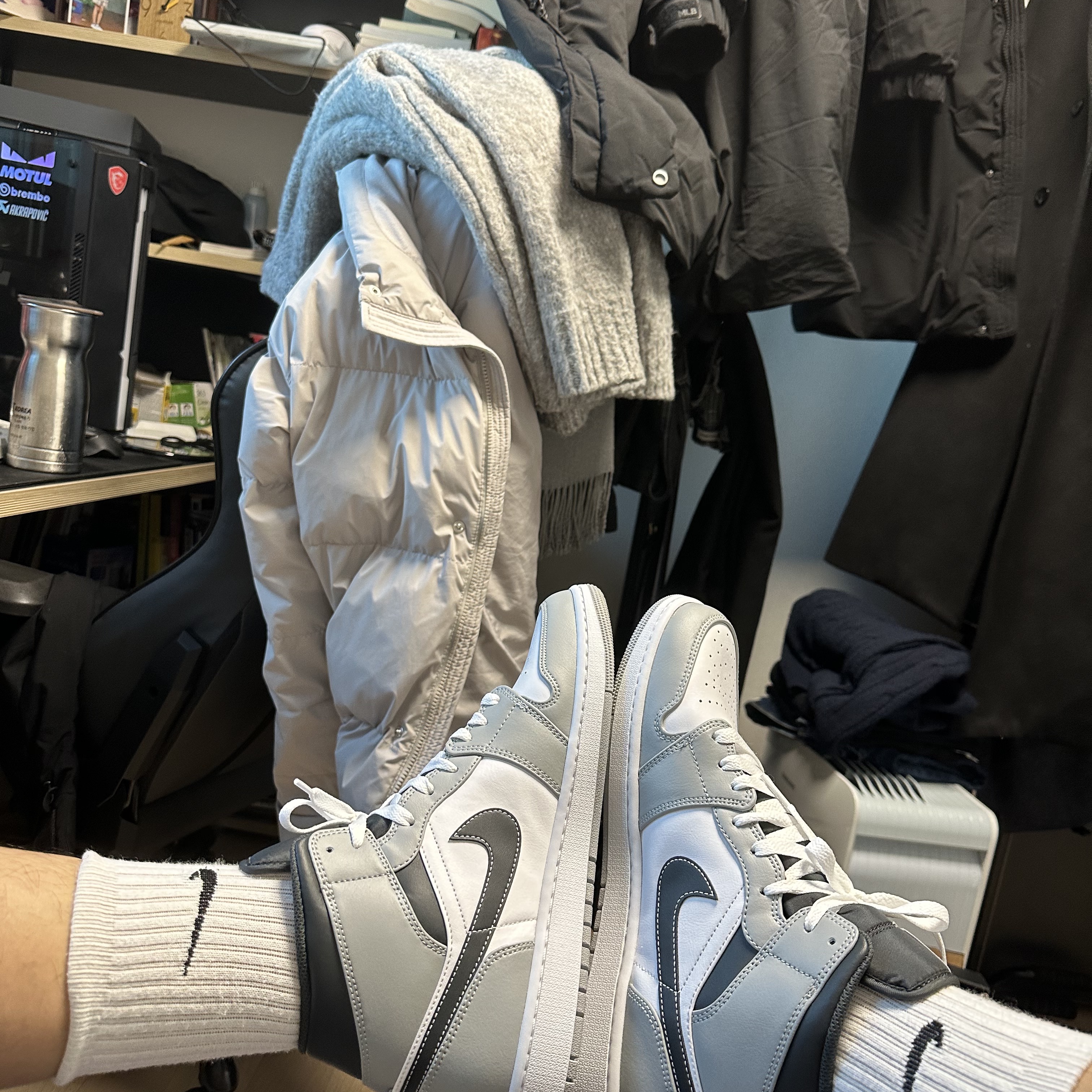 Jordan 1 Mid Light Smoke Grey Anthracite 착용 스타일 - 1