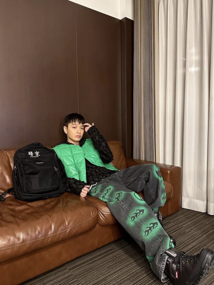 Darkr8m Studio x Eastpak Pinnacle Backpack Black Silver, Stussy x Dries Van Noten Hand Stencilled Jean Washed Black 착용 스타일