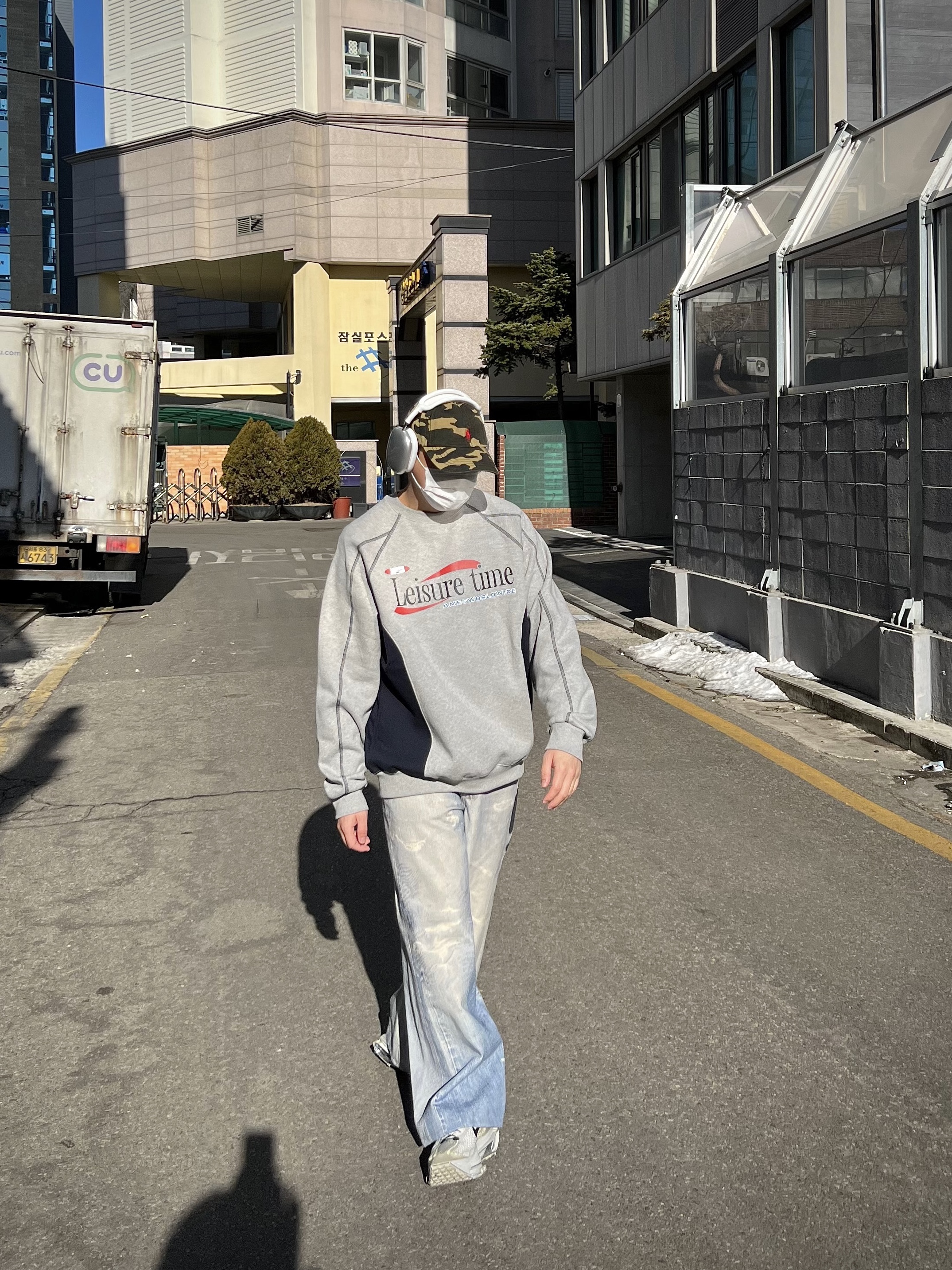 (W) Our Legacy Full Cut Digital Denim Print, Apple AirPods Max Lightning Silver (Korean Ver.) 착용 스타일 - 3