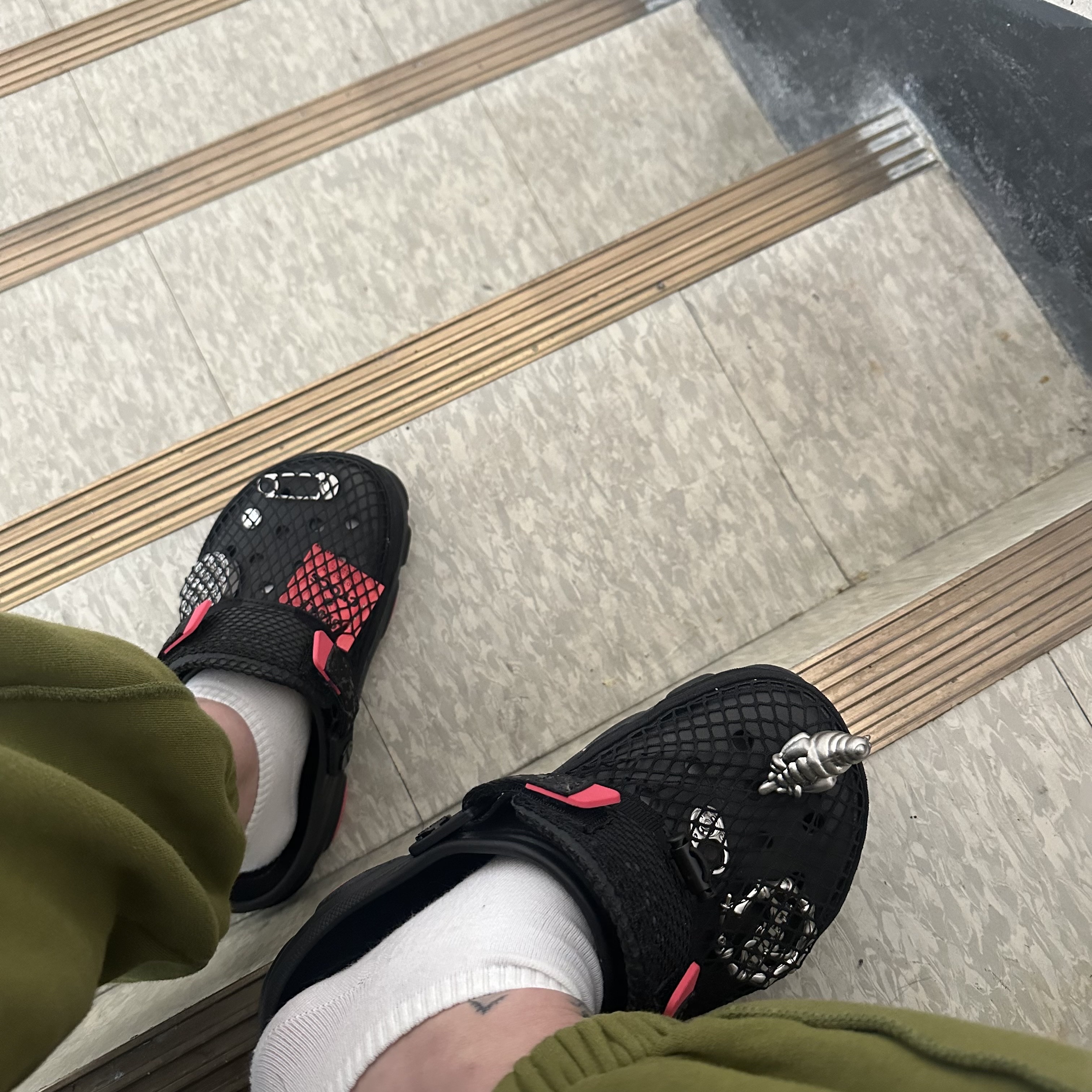 Crocs x Staple Classic All Terrain Clog Black 착용 스타일 - 1